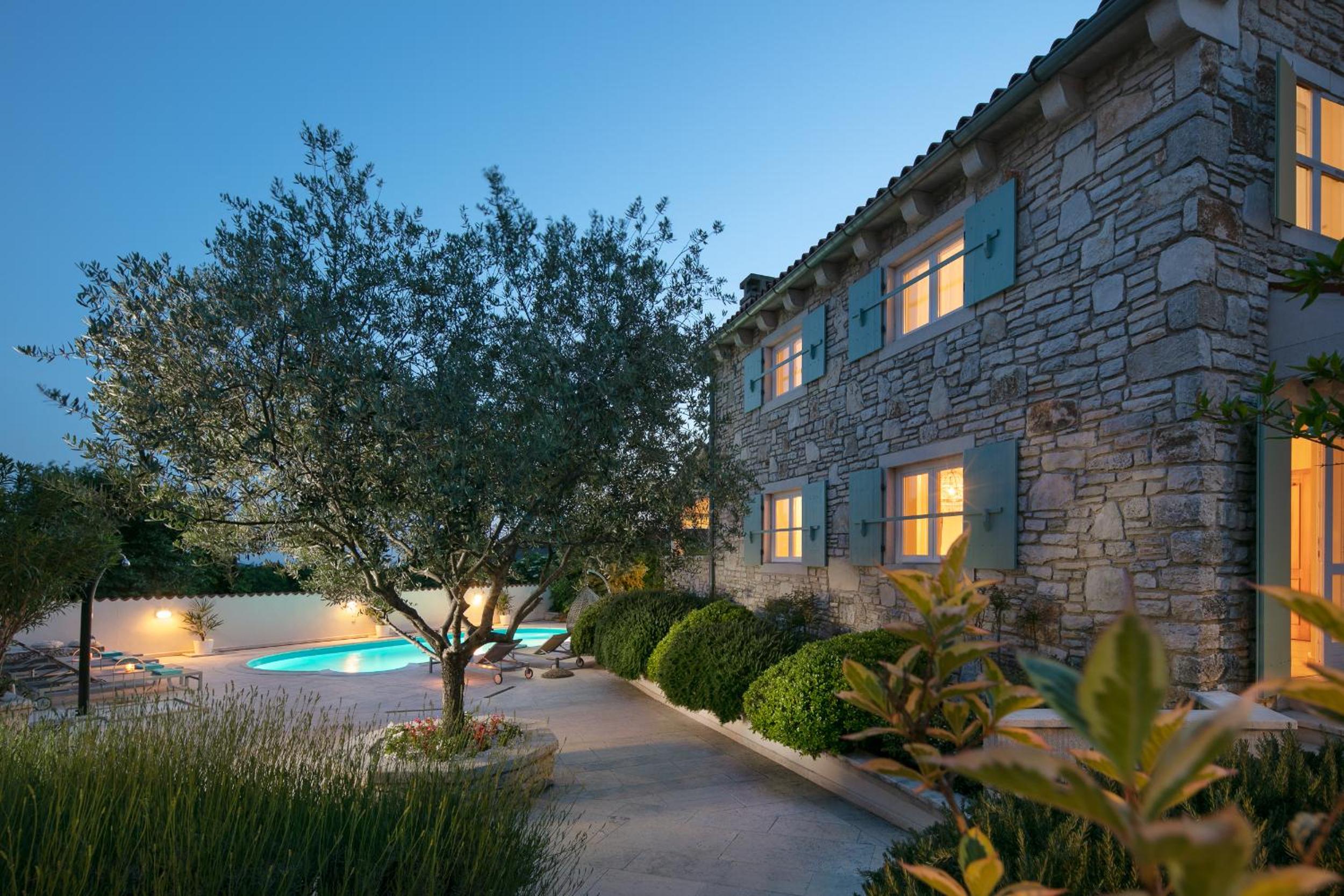 Six-Bedroom Villa photo 2