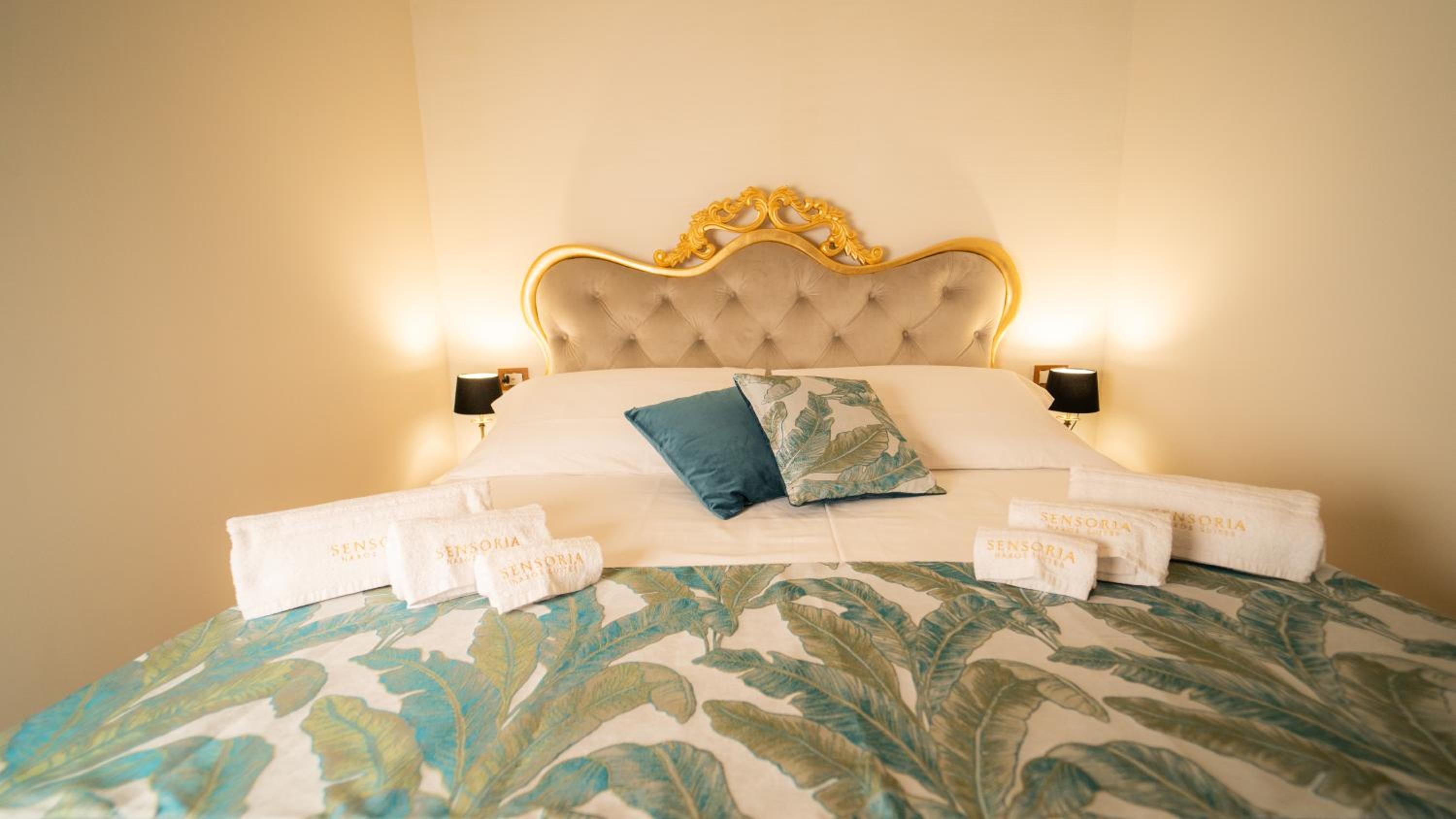 Deluxe Suite with Spa Bath - Photo 2