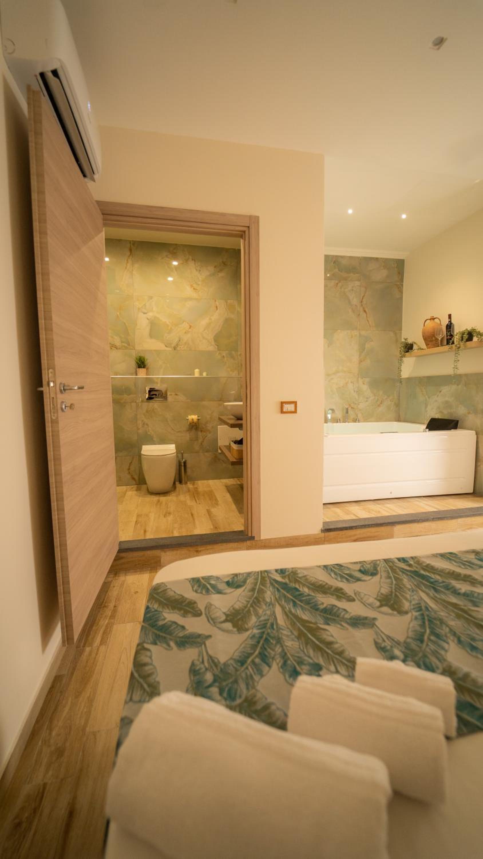 Deluxe Suite with Spa Bath - Photo 3
