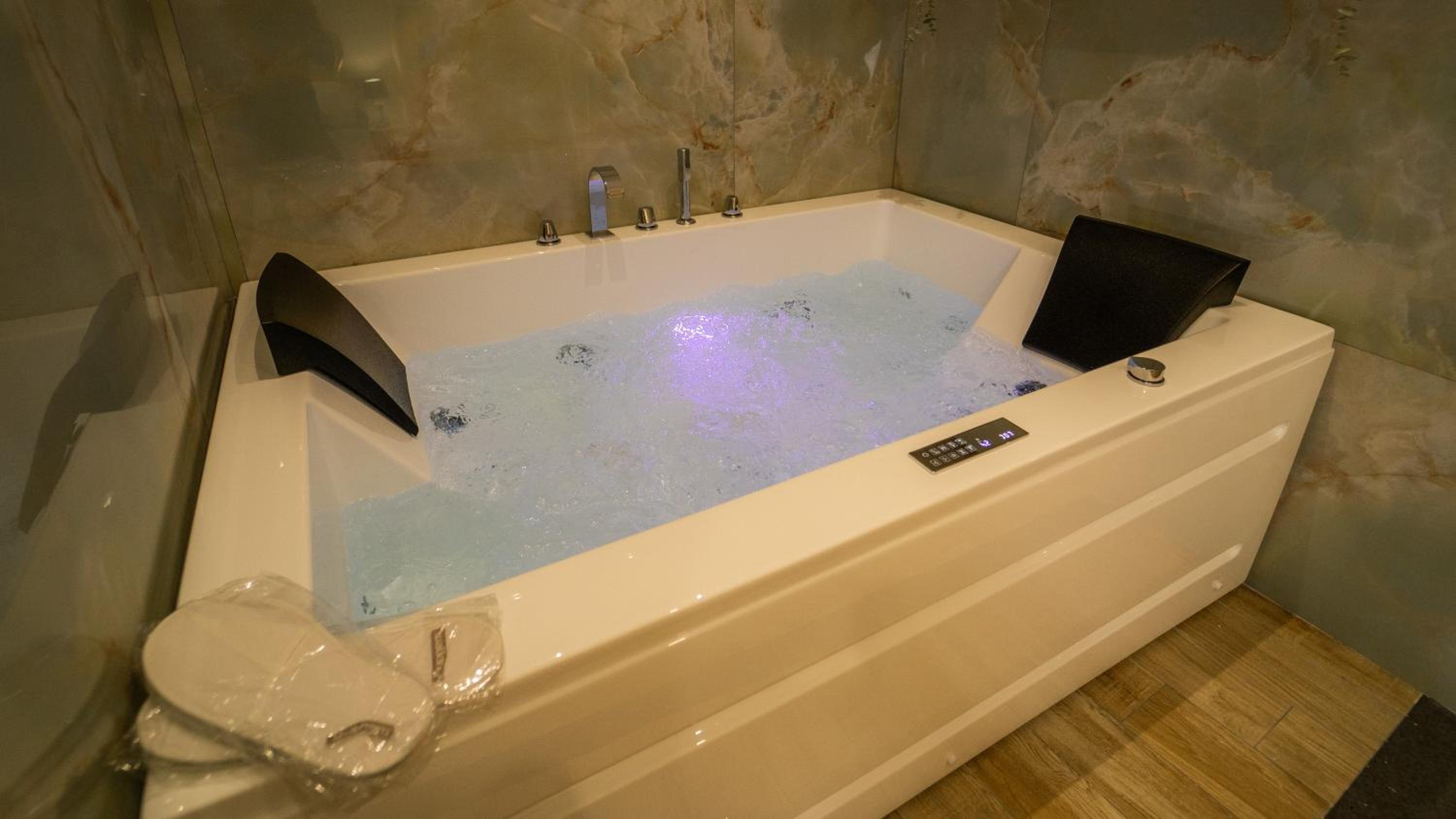 Deluxe Suite with Spa Bath - Photo 5