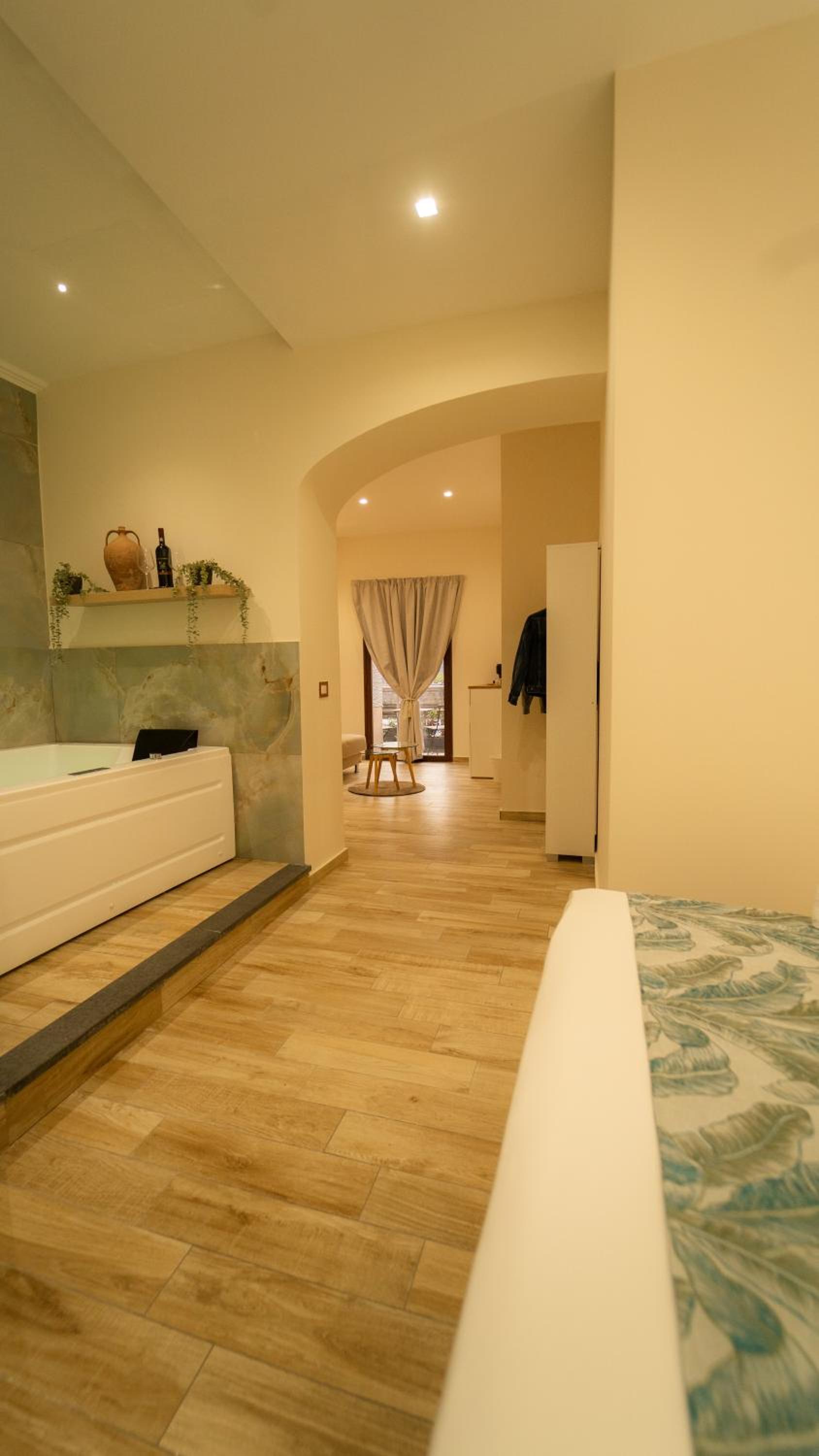 Deluxe Suite with Spa Bath - Photo 8