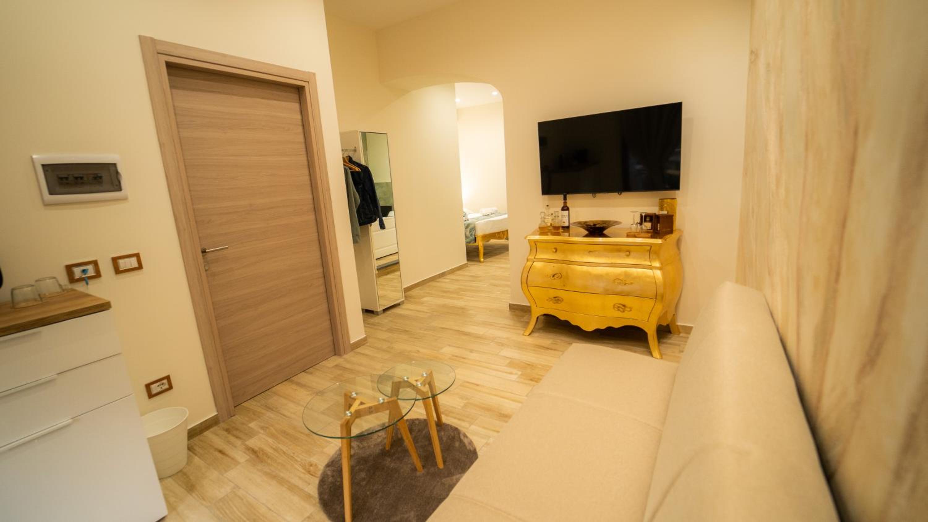 Deluxe Suite with Spa Bath - Photo 4