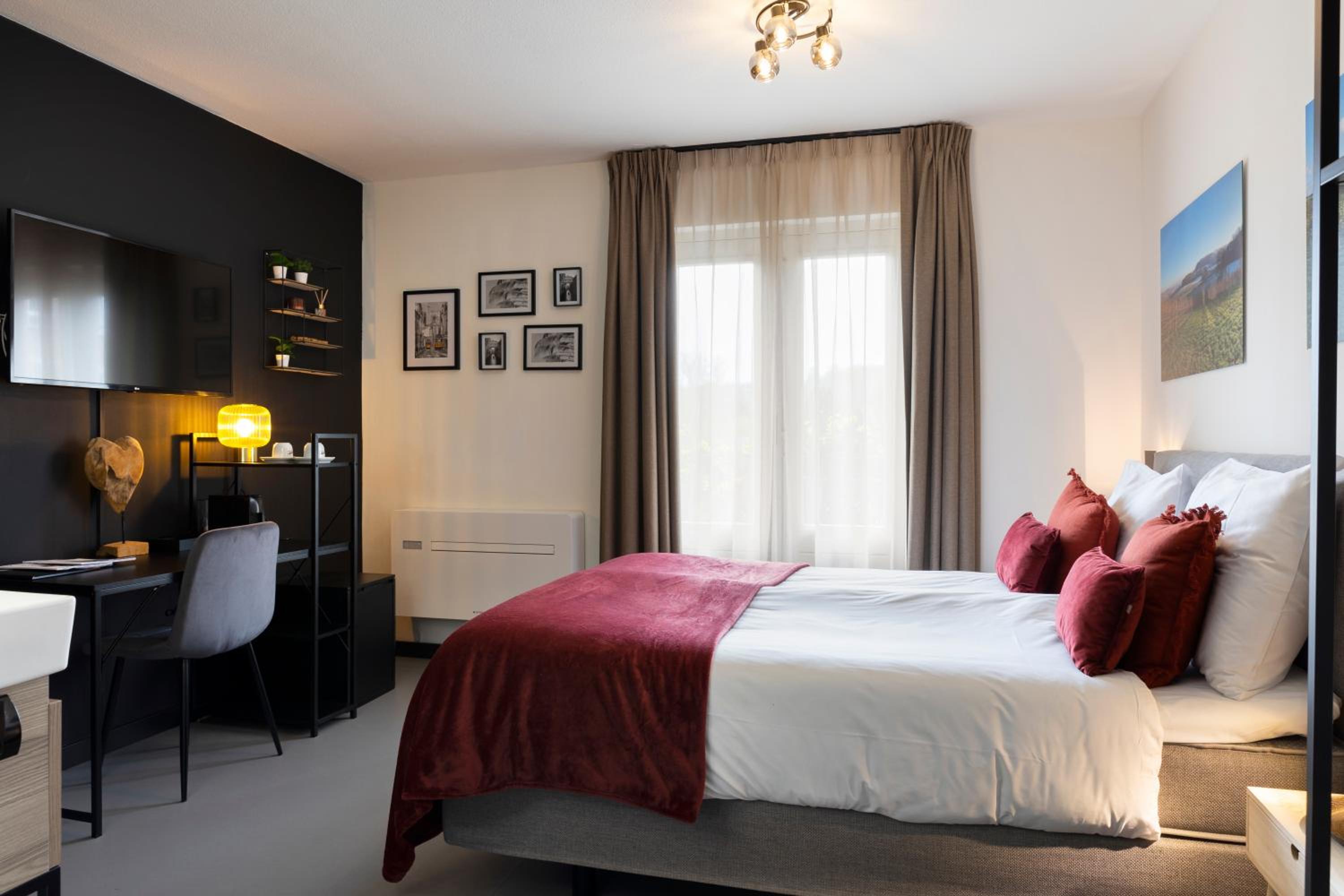 Comfort Room with Balcony - Photo 9