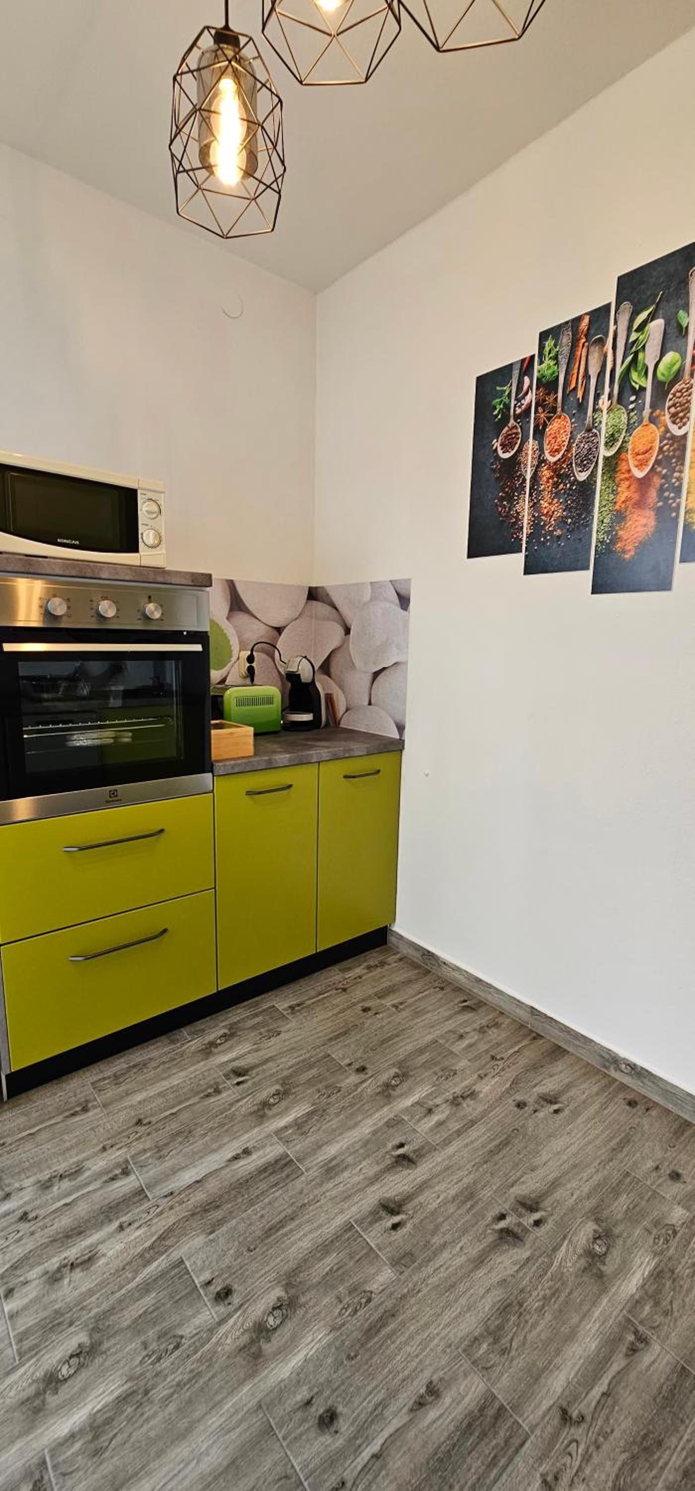 One-Bedroom Apartment - Photo 2