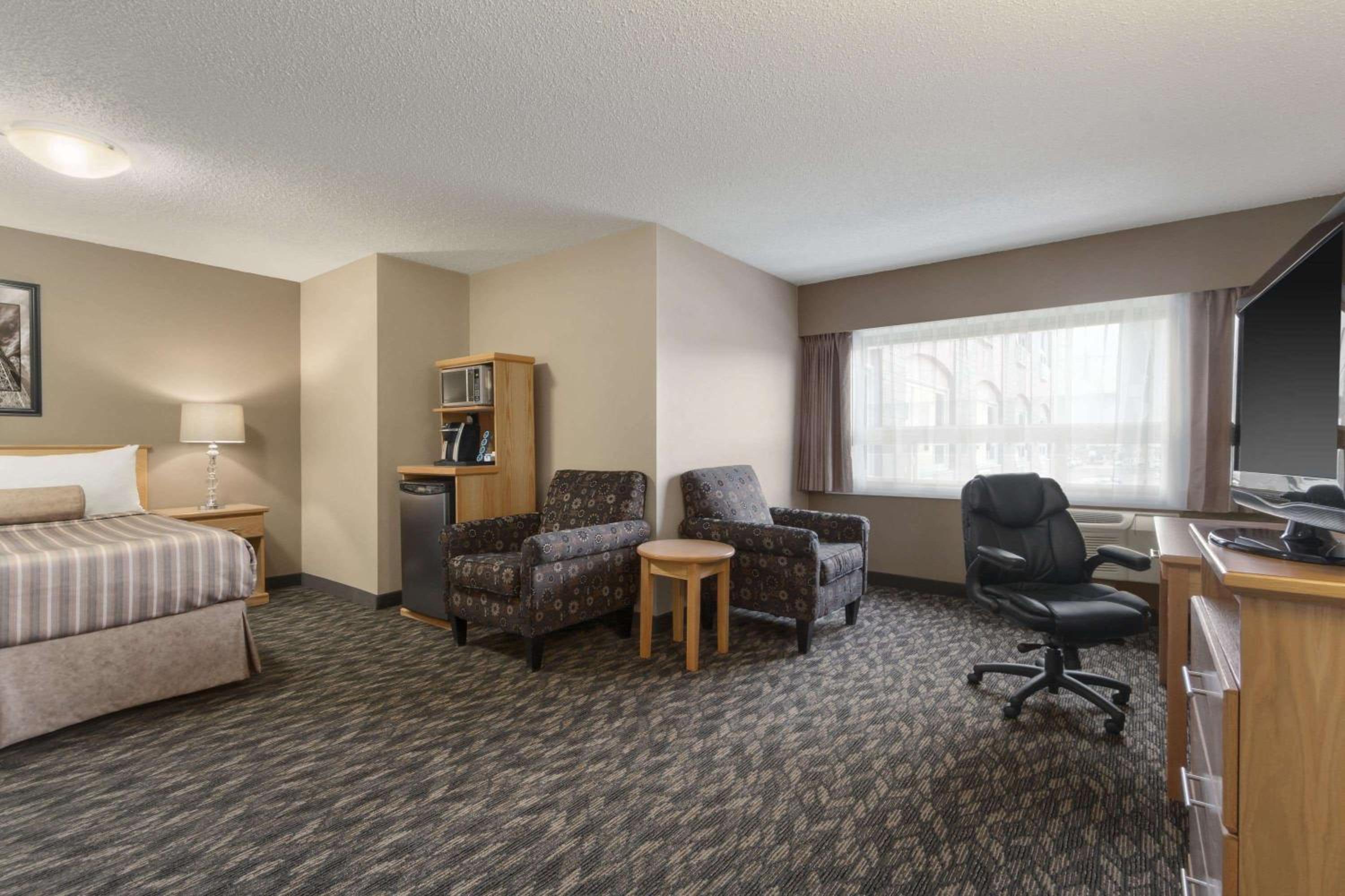 Business Queen Suite - Non-Smoking photo 2