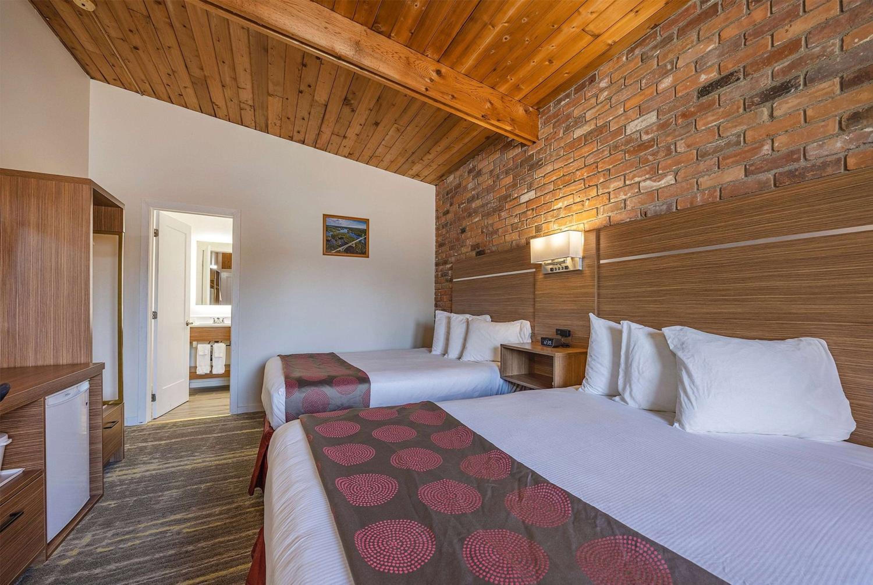 Queen Room with Two Queen Beds - Non-Smoking - Photo 3
