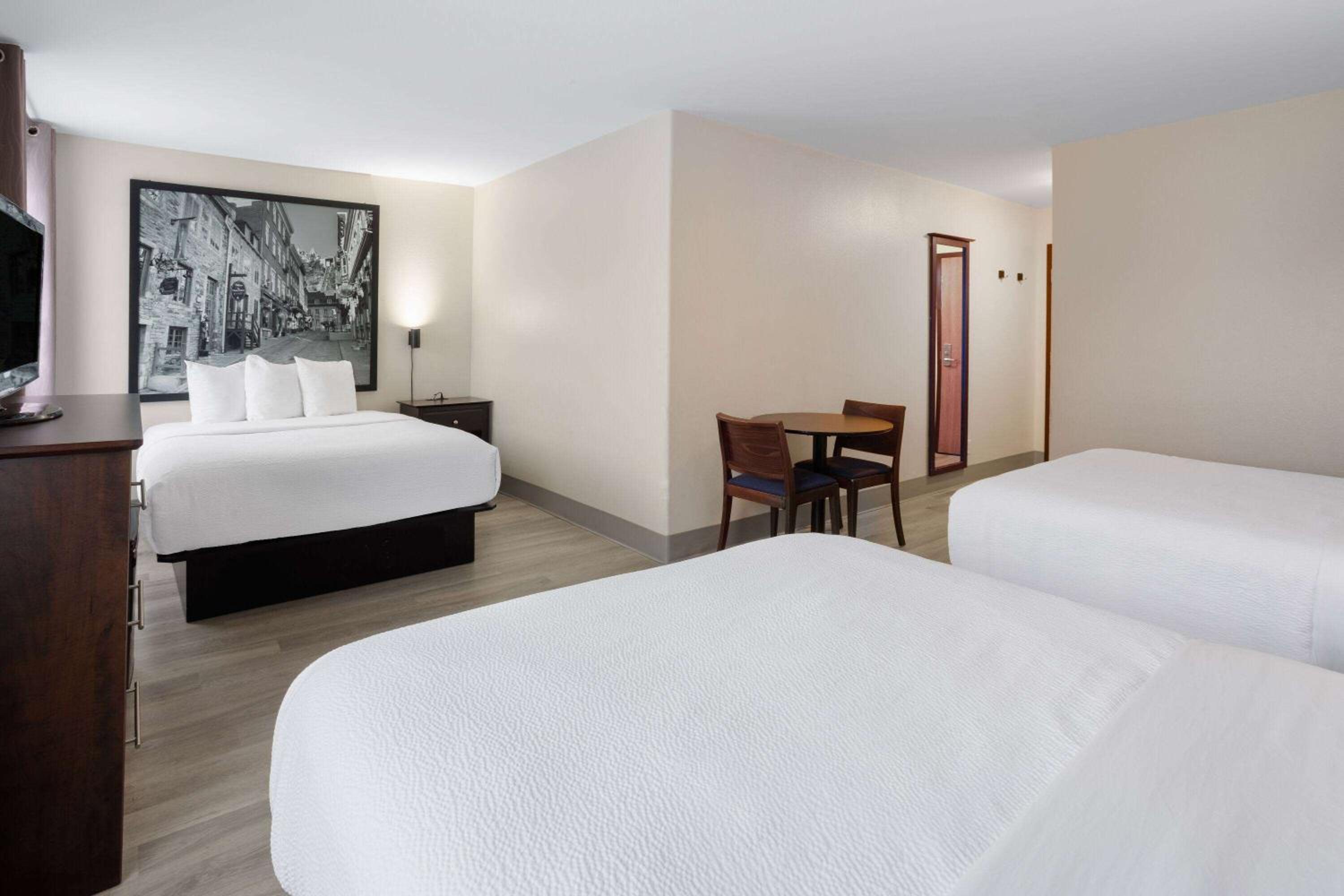 Superior Three Queen Beds Room - Non-Smoking - Photo 1