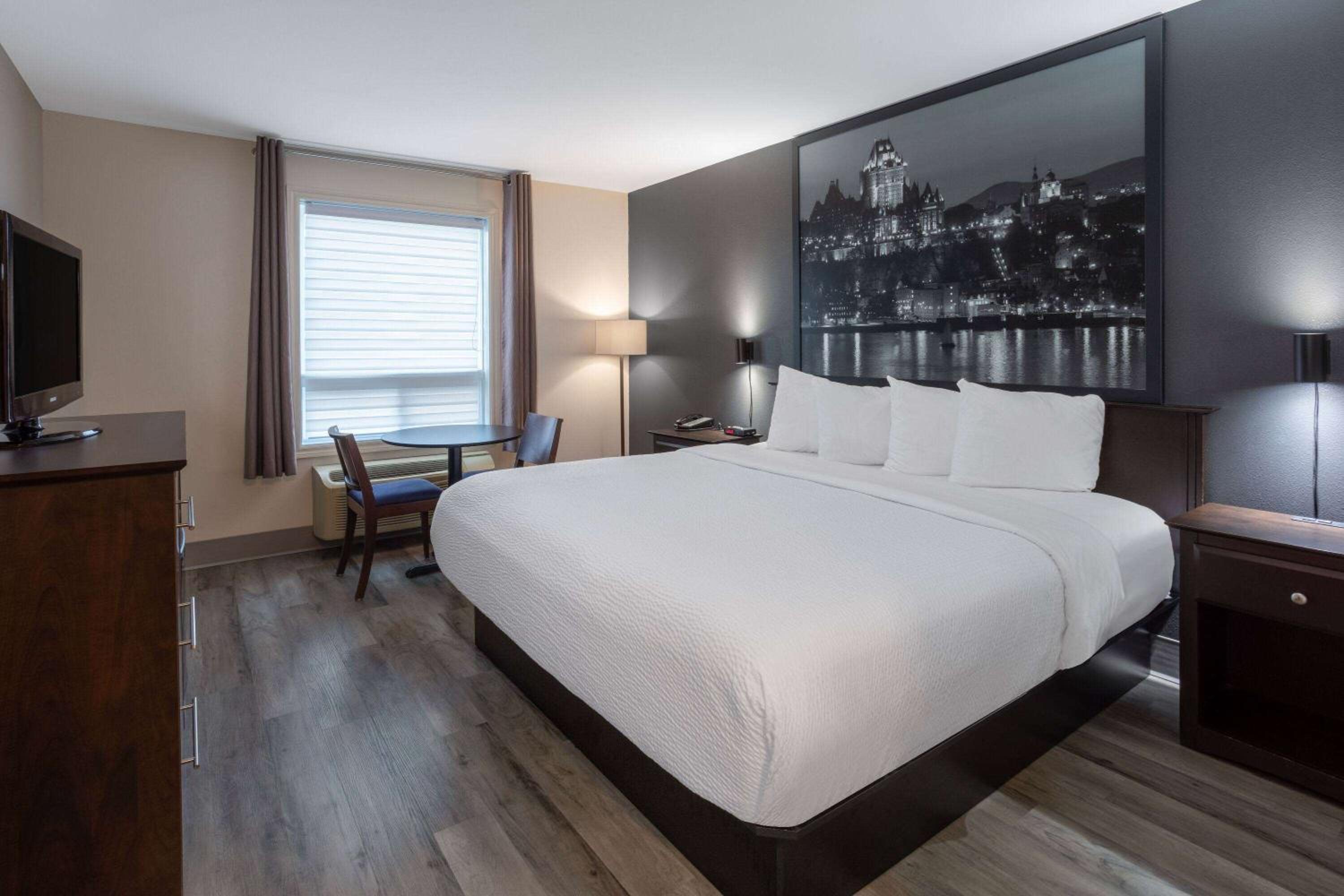 One King Bedroom - Non Smoking - Photo 4