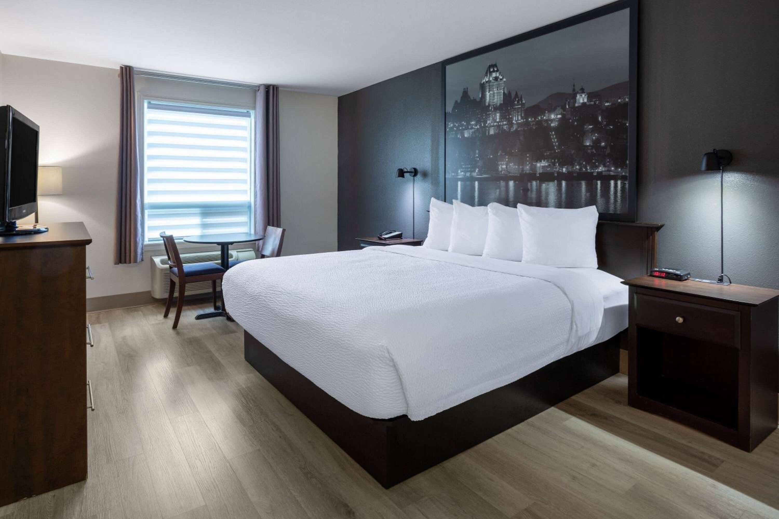 One King Bedroom - Non Smoking - Photo 1