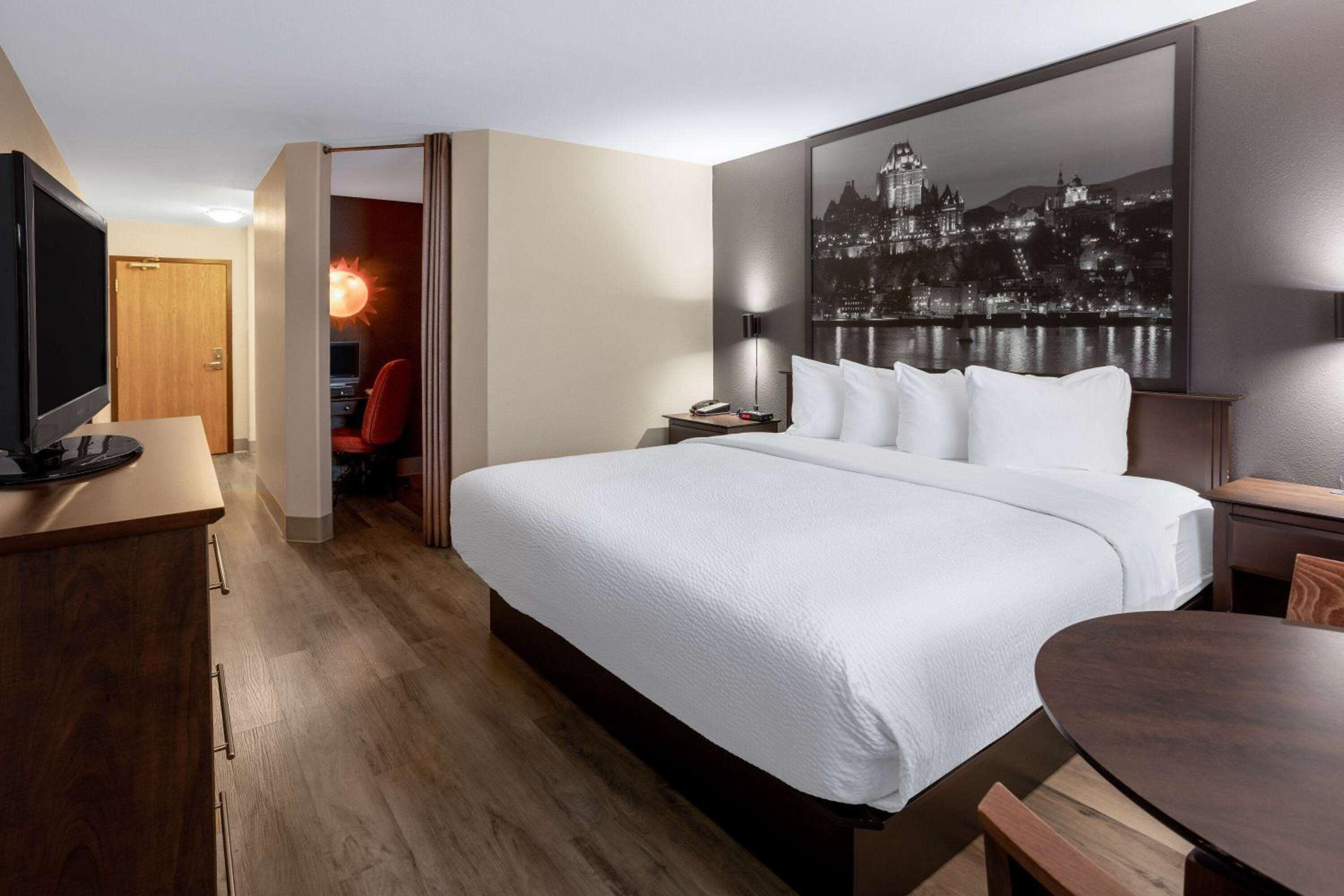 Superior King Suite - Non-Smoking - Photo 3