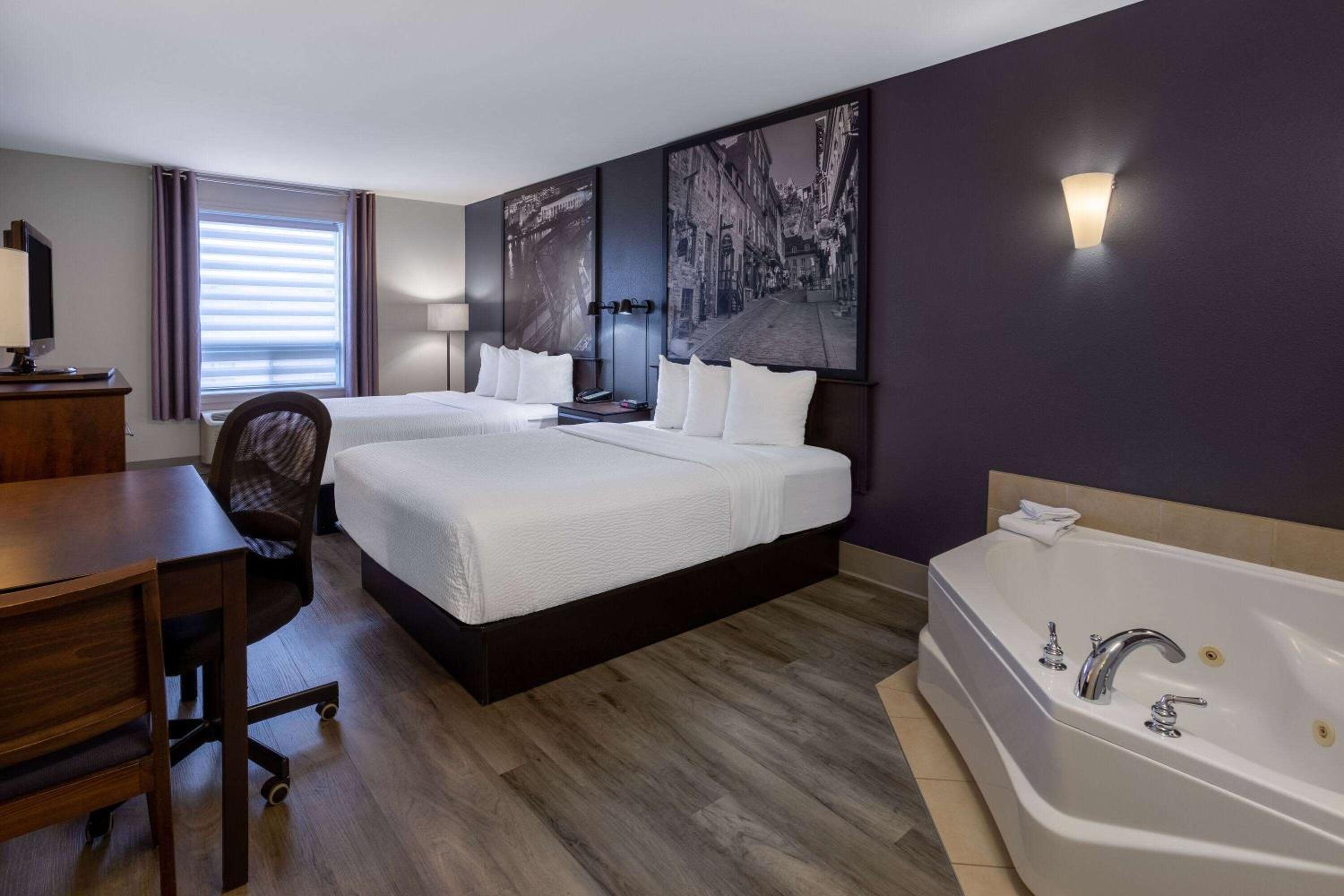 Deluxe Queen Suite - Non-Smoking - Photo 1