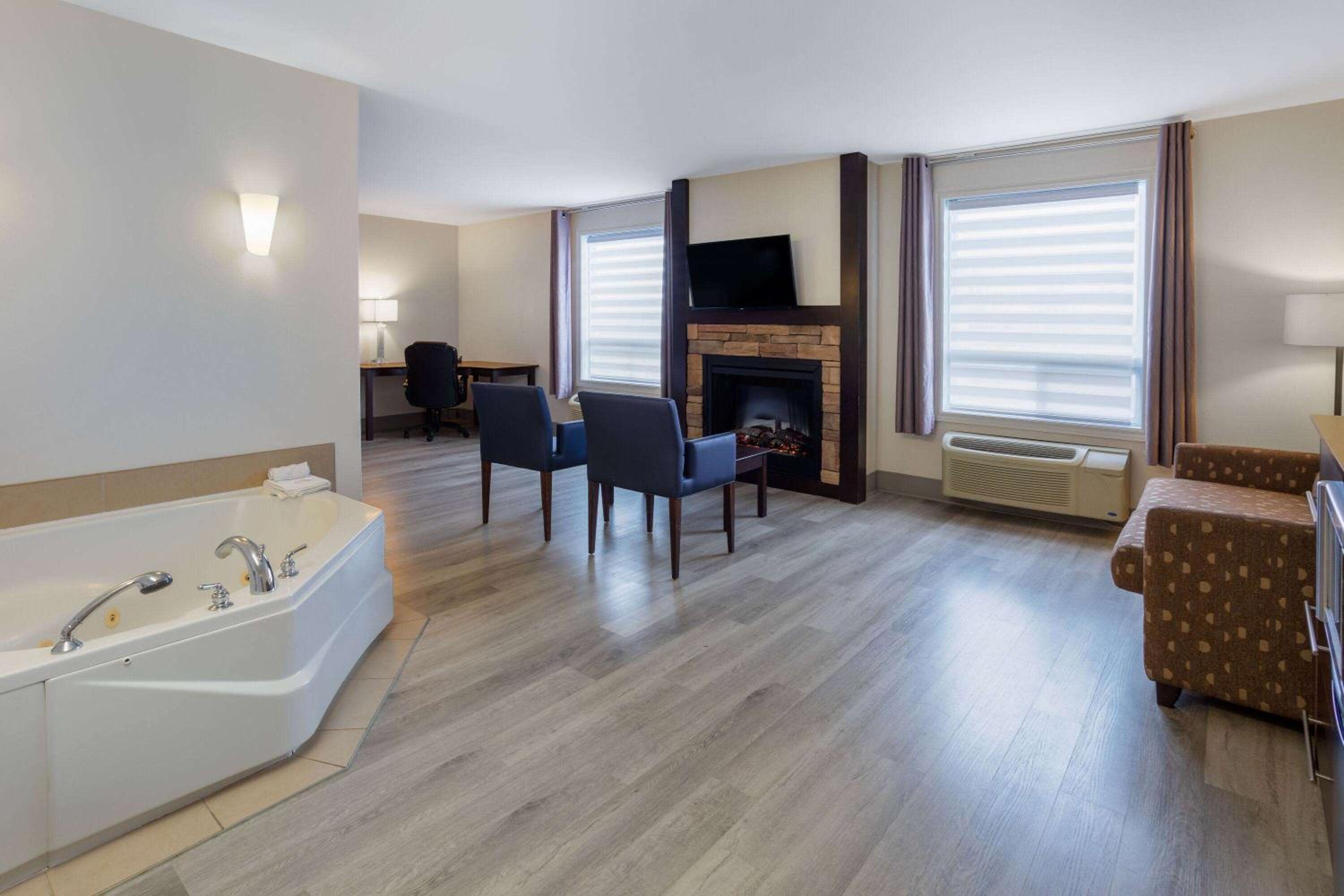 Executive Suite - King, Sofa Bed, Jacuzzi - Fireplace - Non Smoking - Photo 6