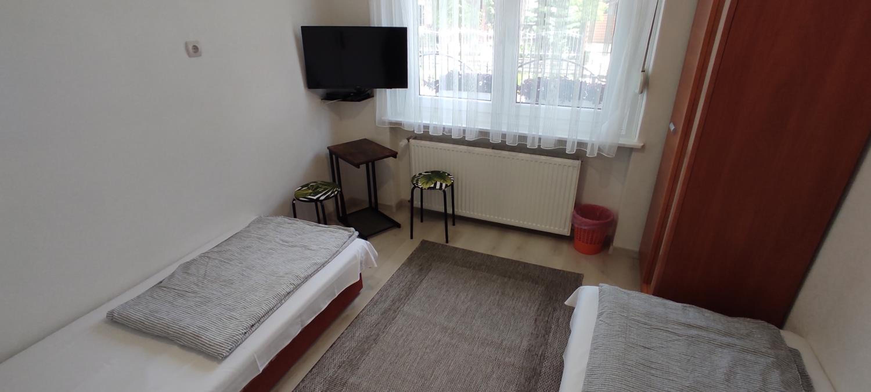 Small Twin Room - Photo 2