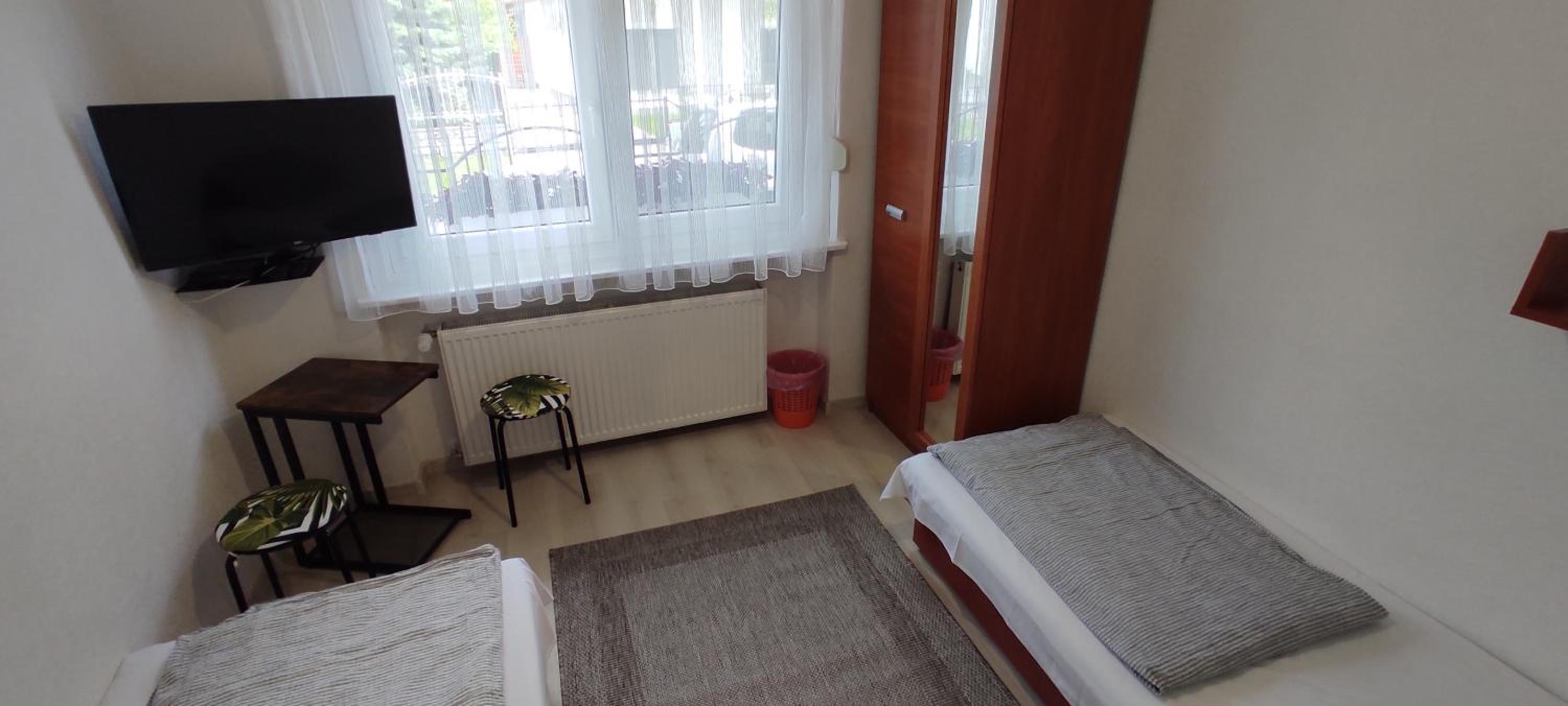 Small Twin Room - Photo 3