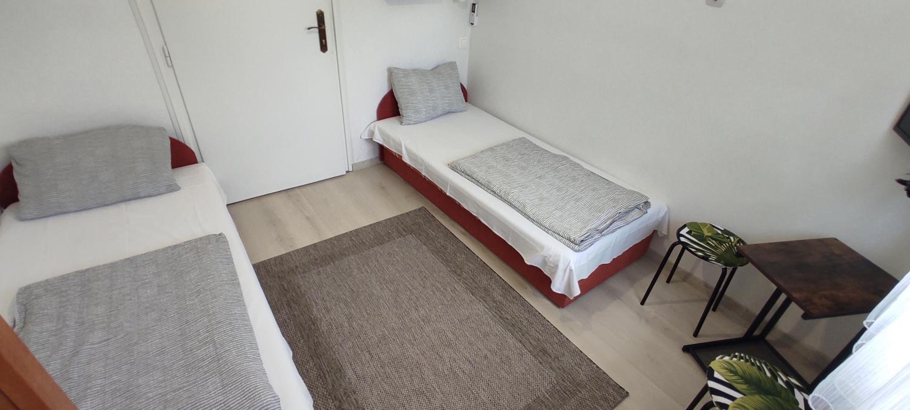 Small Twin Room - Photo 4