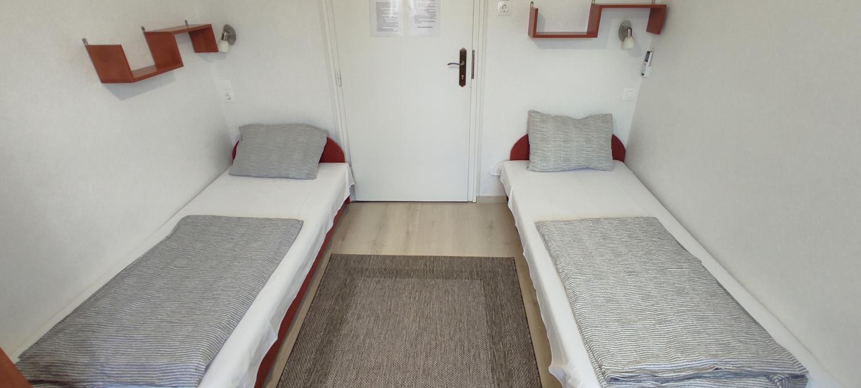 Small Twin Room - Photo 1