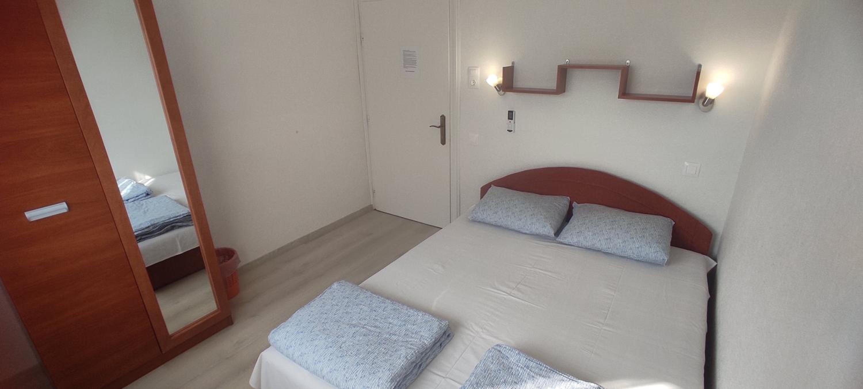 Small Double or Twin Room - Photo 9