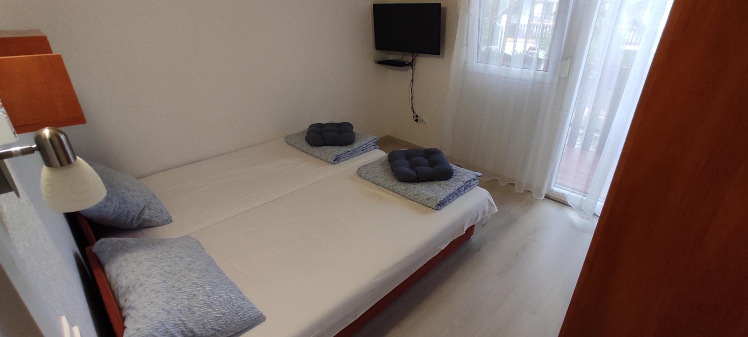 Quadruple Room with Private Bathroom - Photo 9