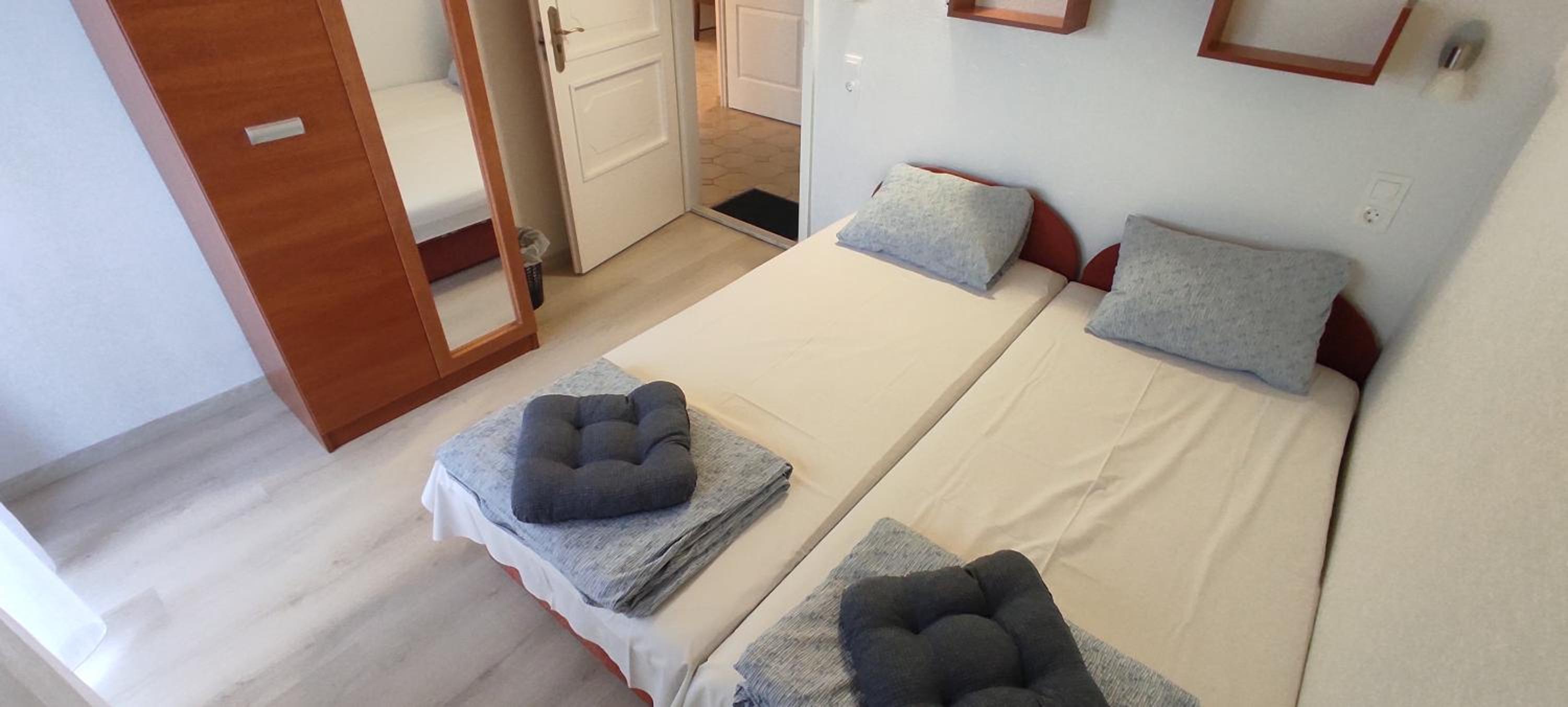 Quadruple Room with Private Bathroom - Photo 14