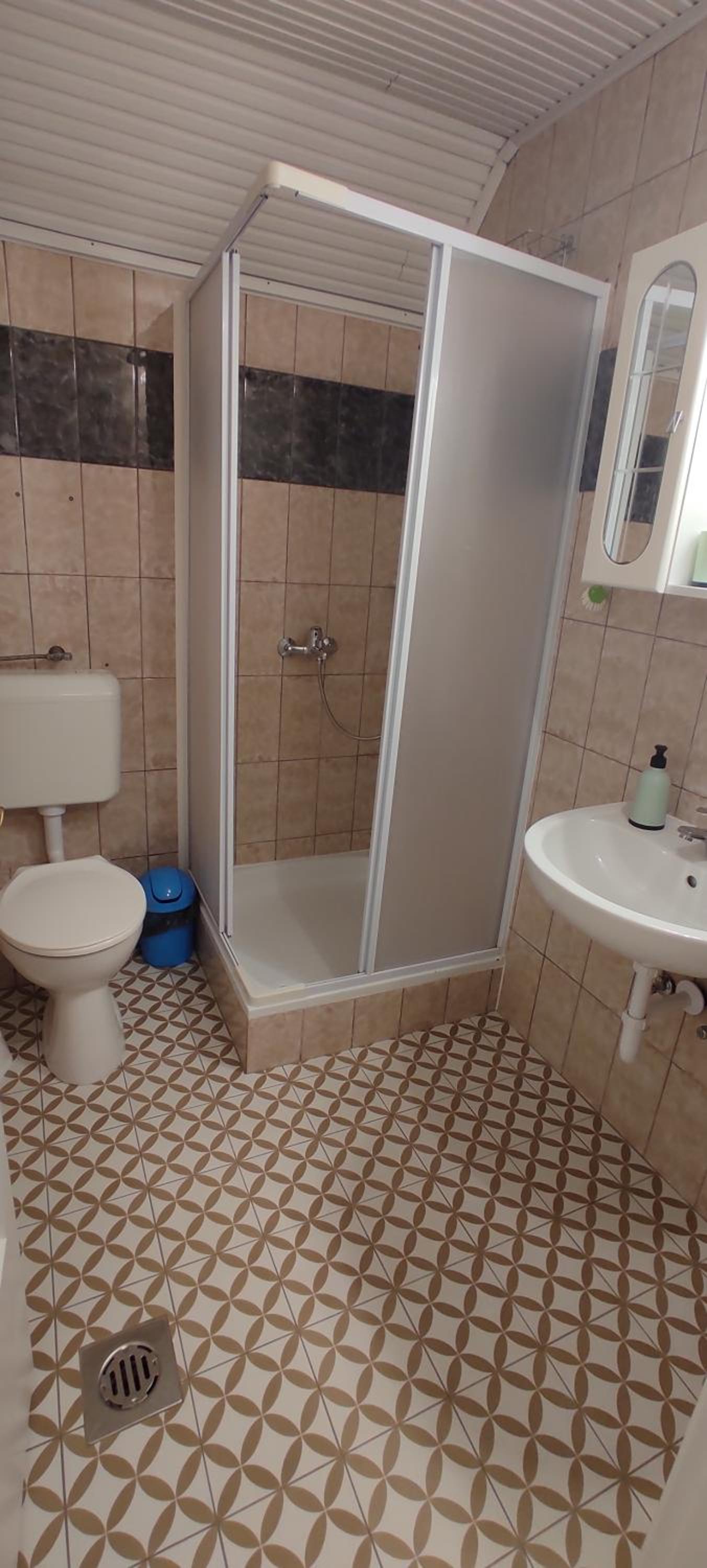 Quadruple Room with Private Bathroom - Photo 15