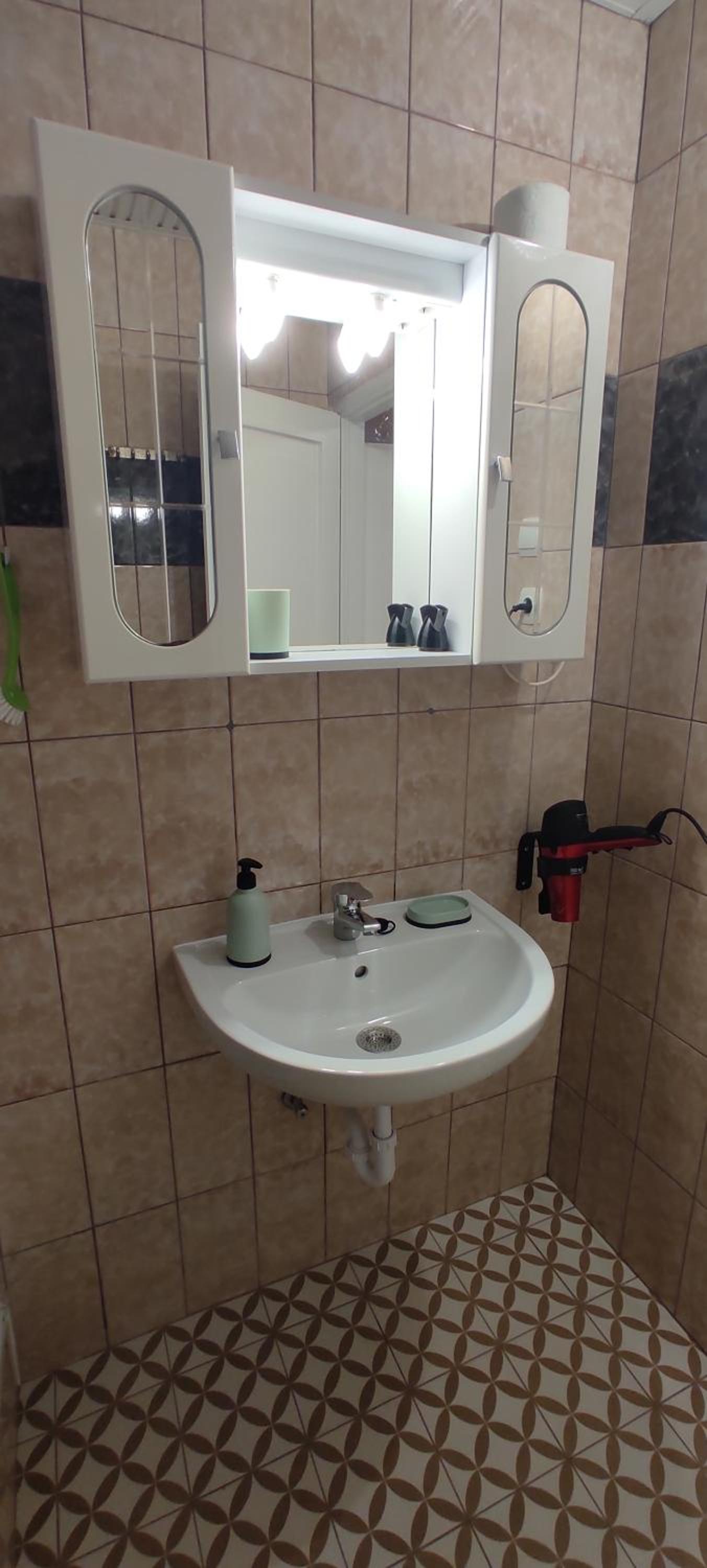 Quadruple Room with Private Bathroom - Photo 13