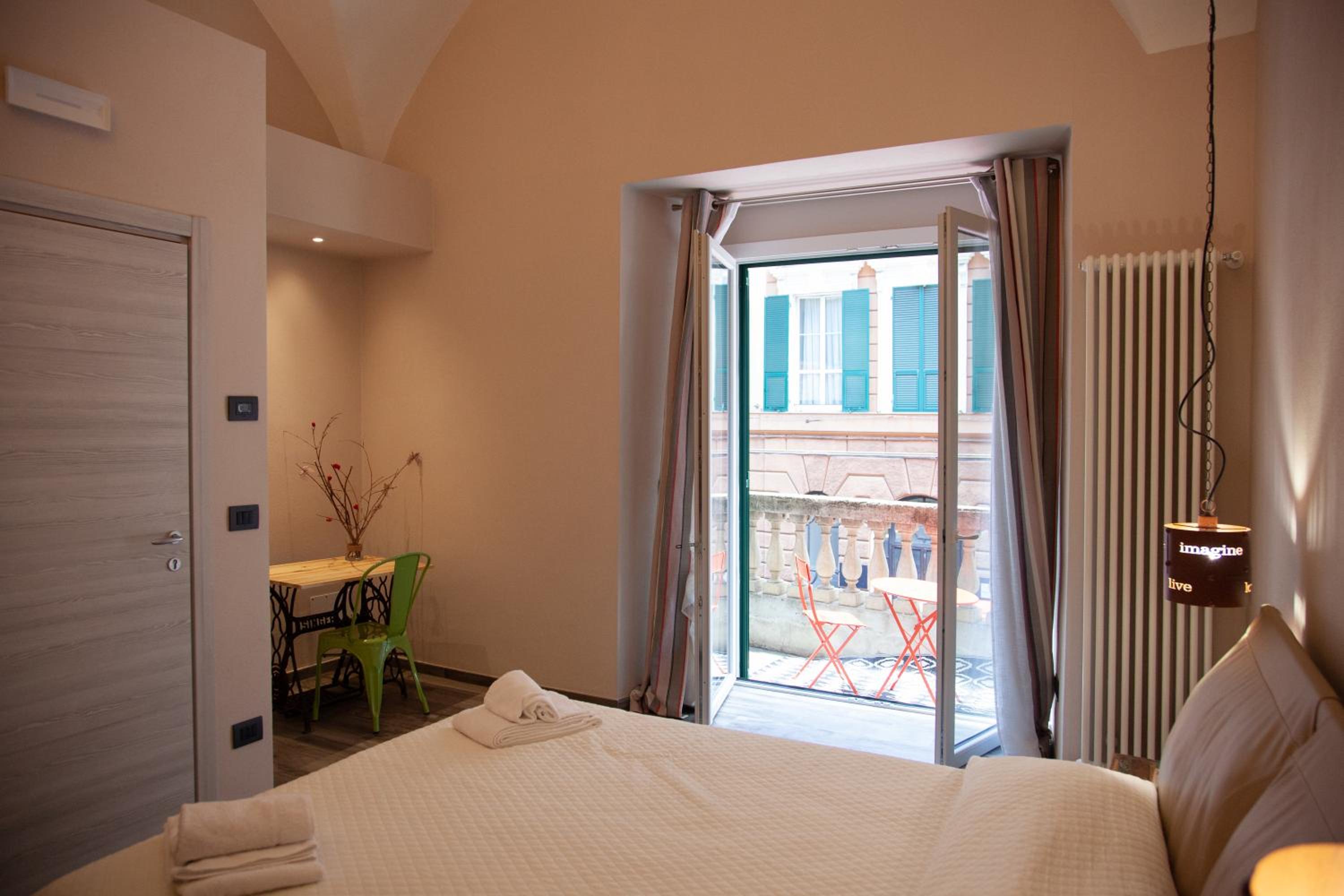 Double Room with Private Bathroom - Photo 13