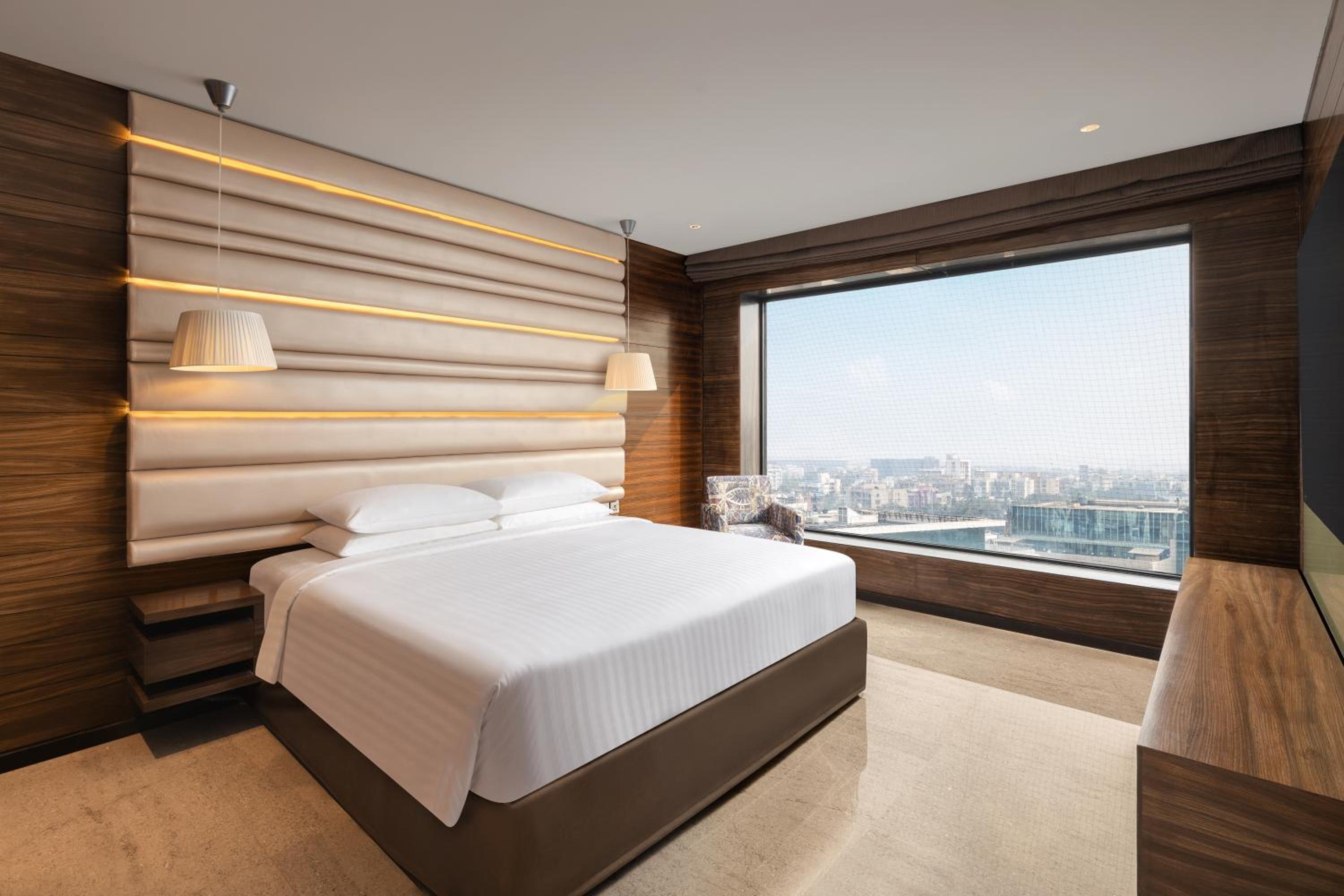 Grand Suite, Executive lounge access, 1 Bedroom Suite thumbnail 6