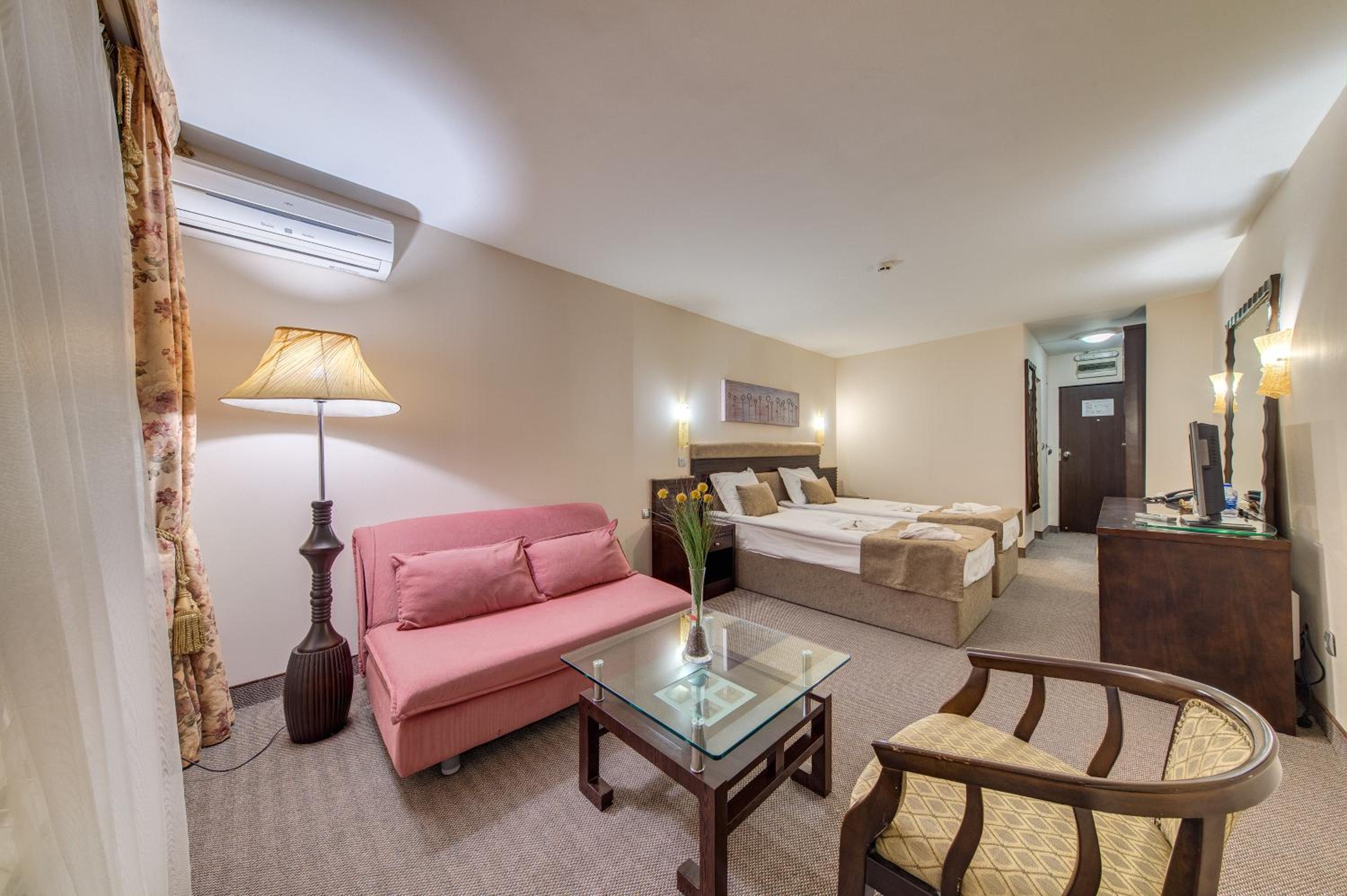Deluxe Double or Twin Room (1 Adult + 2 Children) photo 1