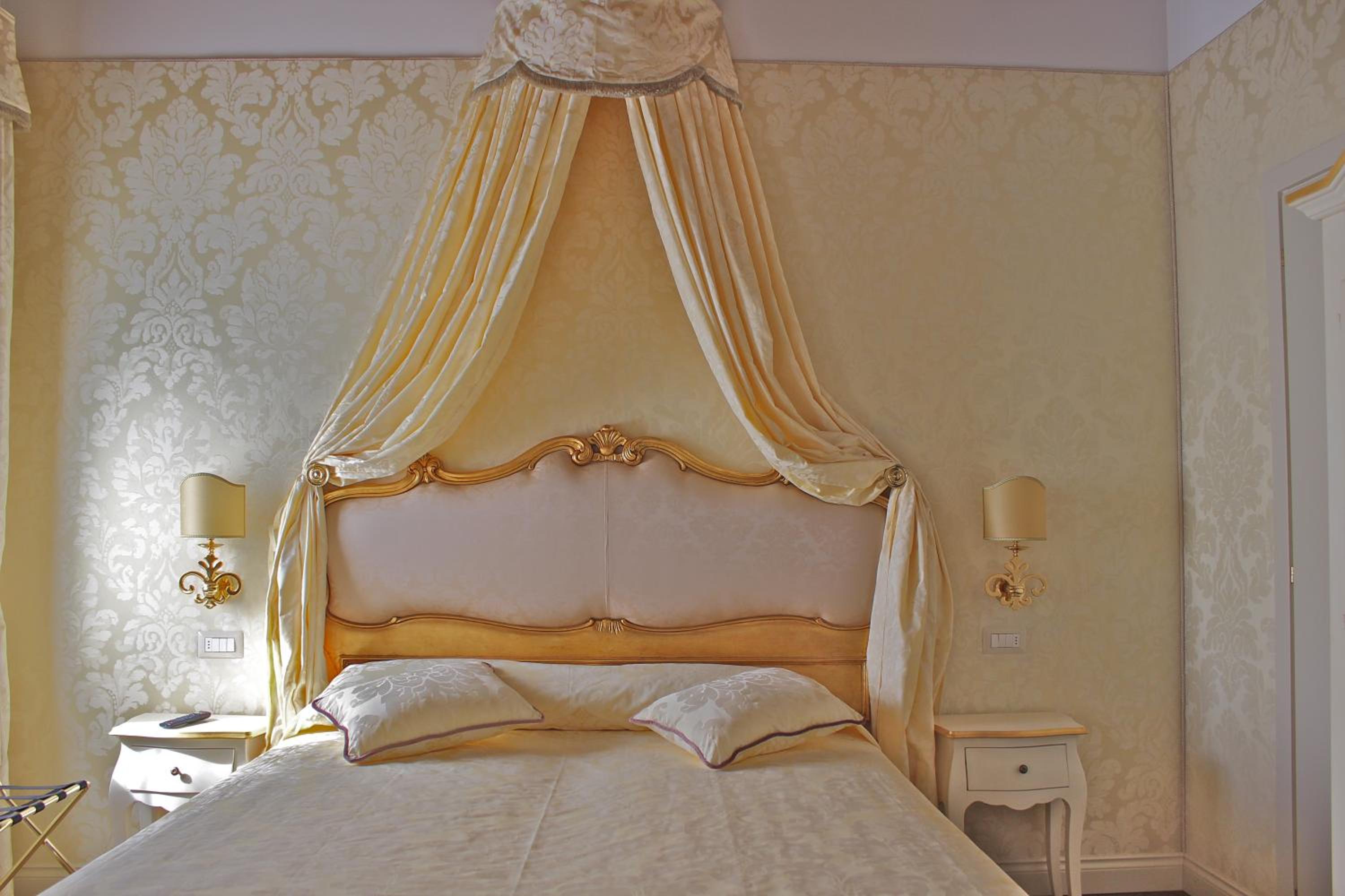 Deluxe Double Room with Balcony photo 1