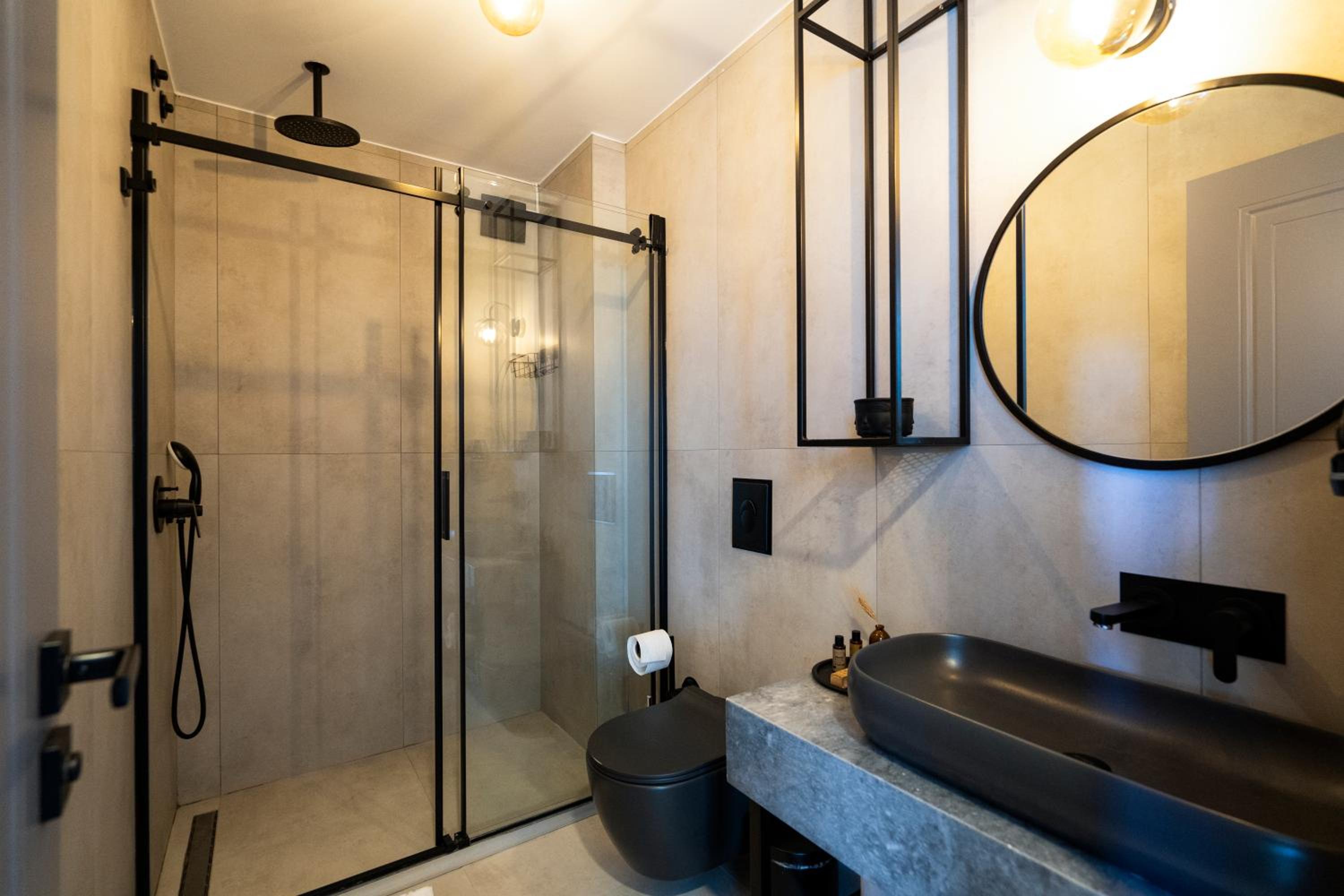 Deluxe King Room - Photo 12