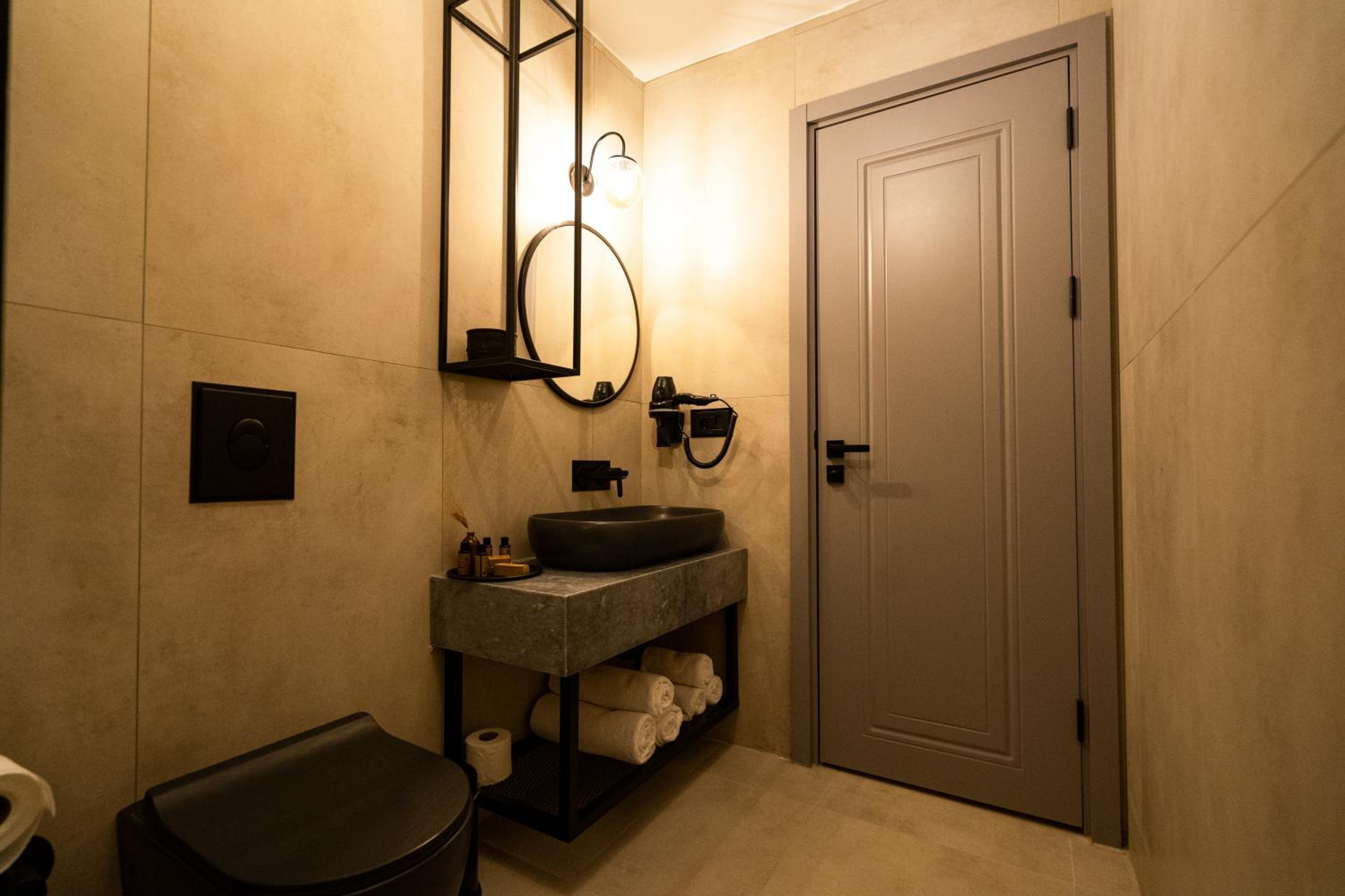 Deluxe King Room - Photo 11
