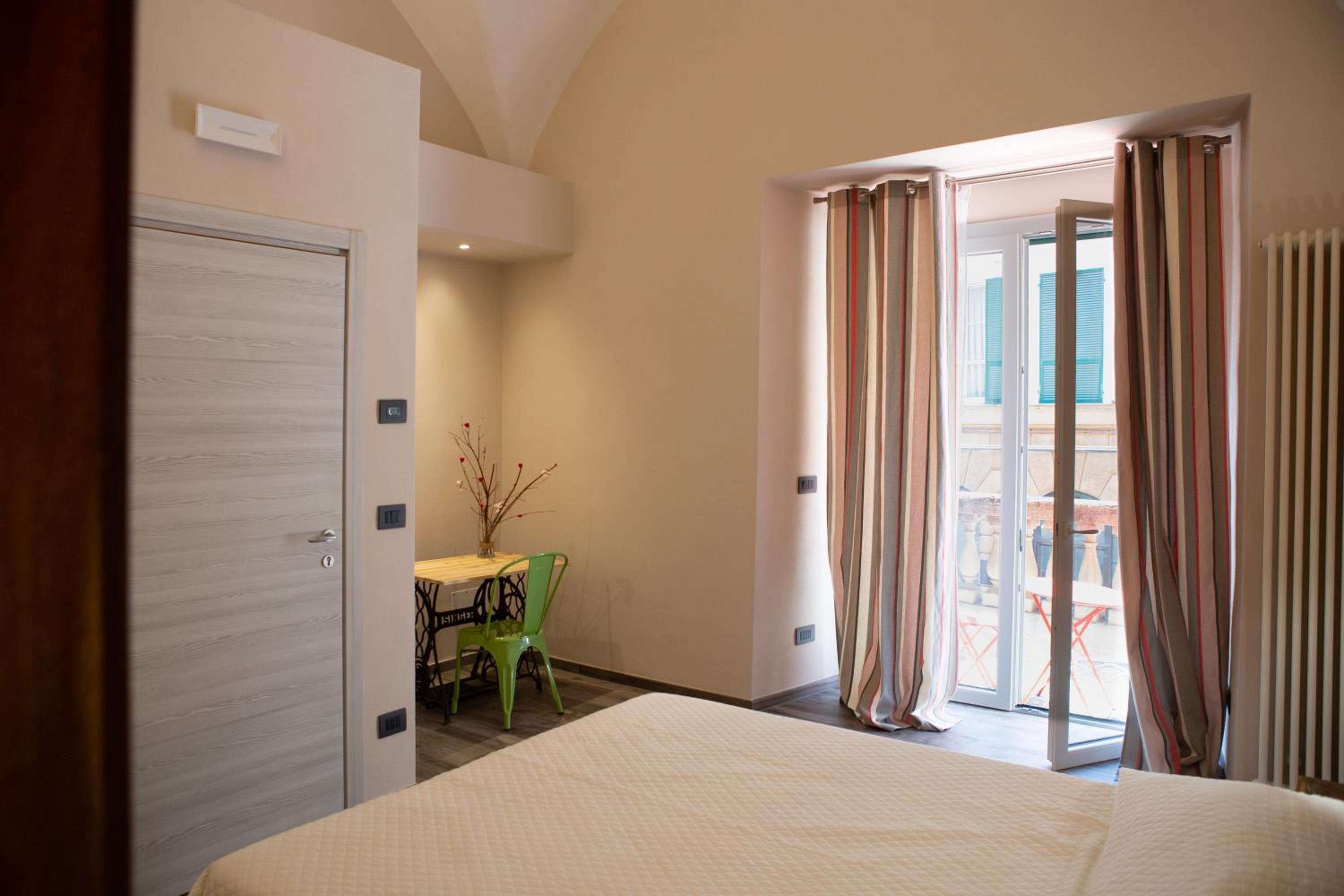 Double Room with Private Bathroom - Photo 11