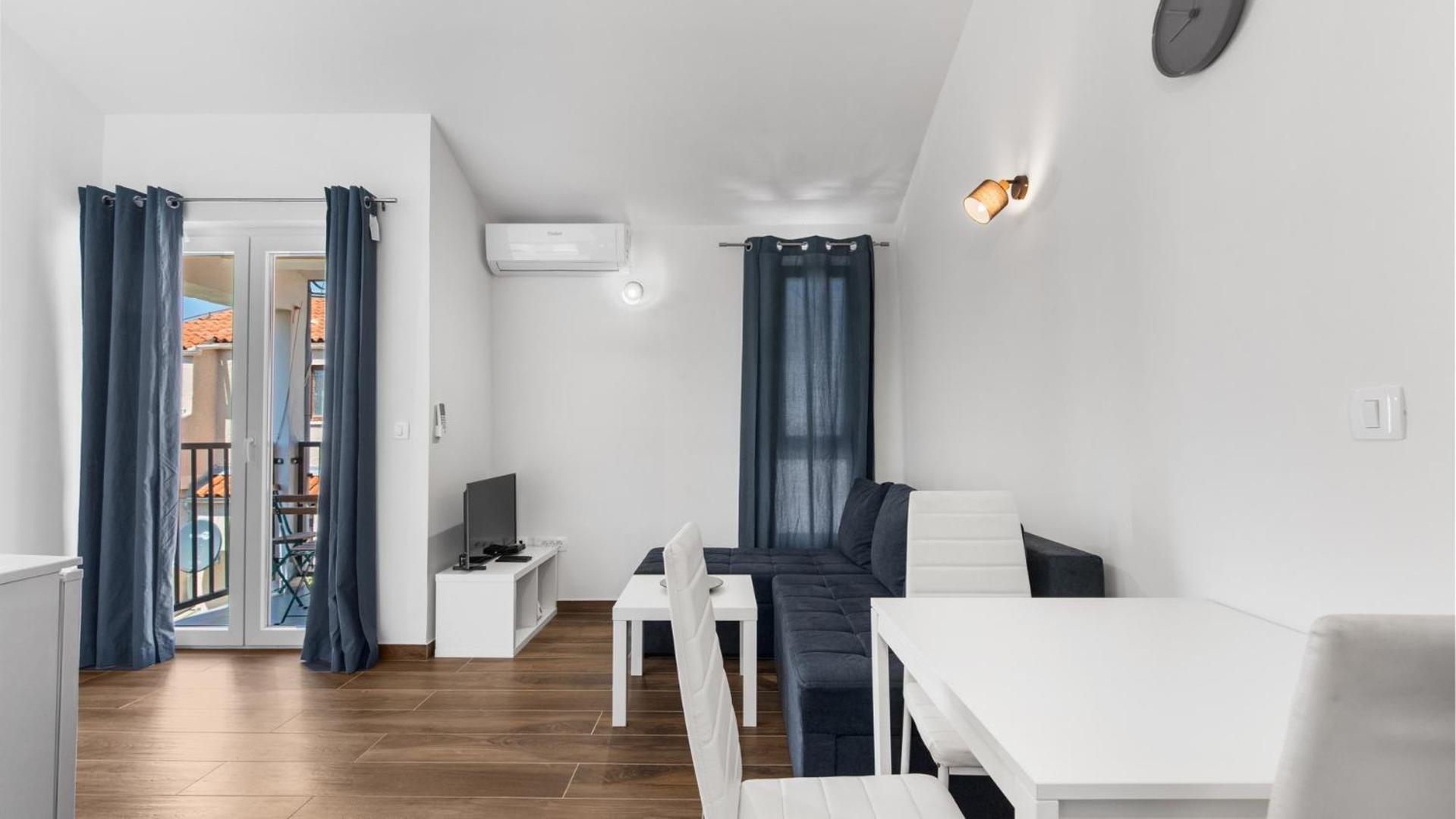 Apartment with Balcony photo 1