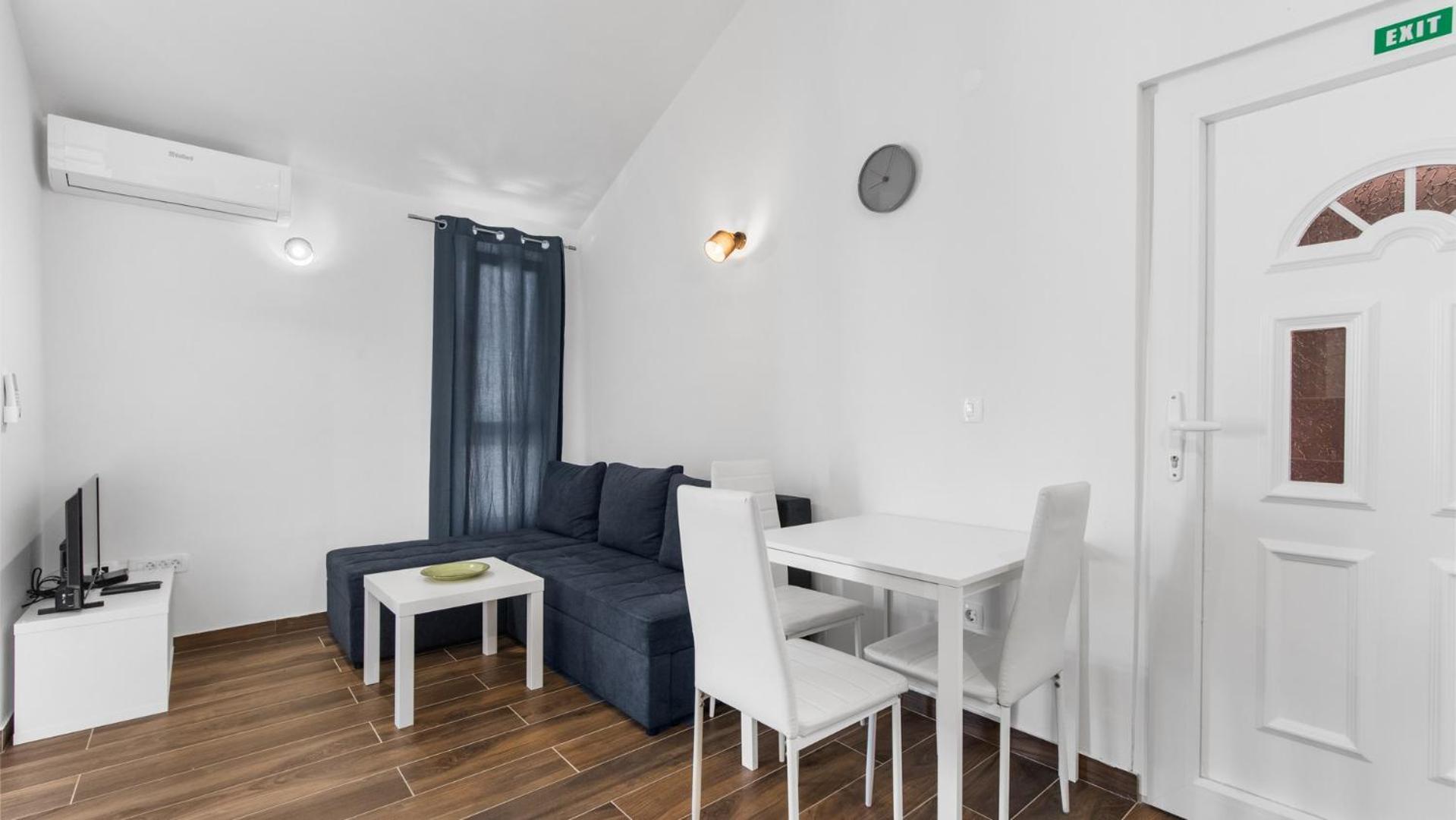 Apartment with Balcony photo 2
