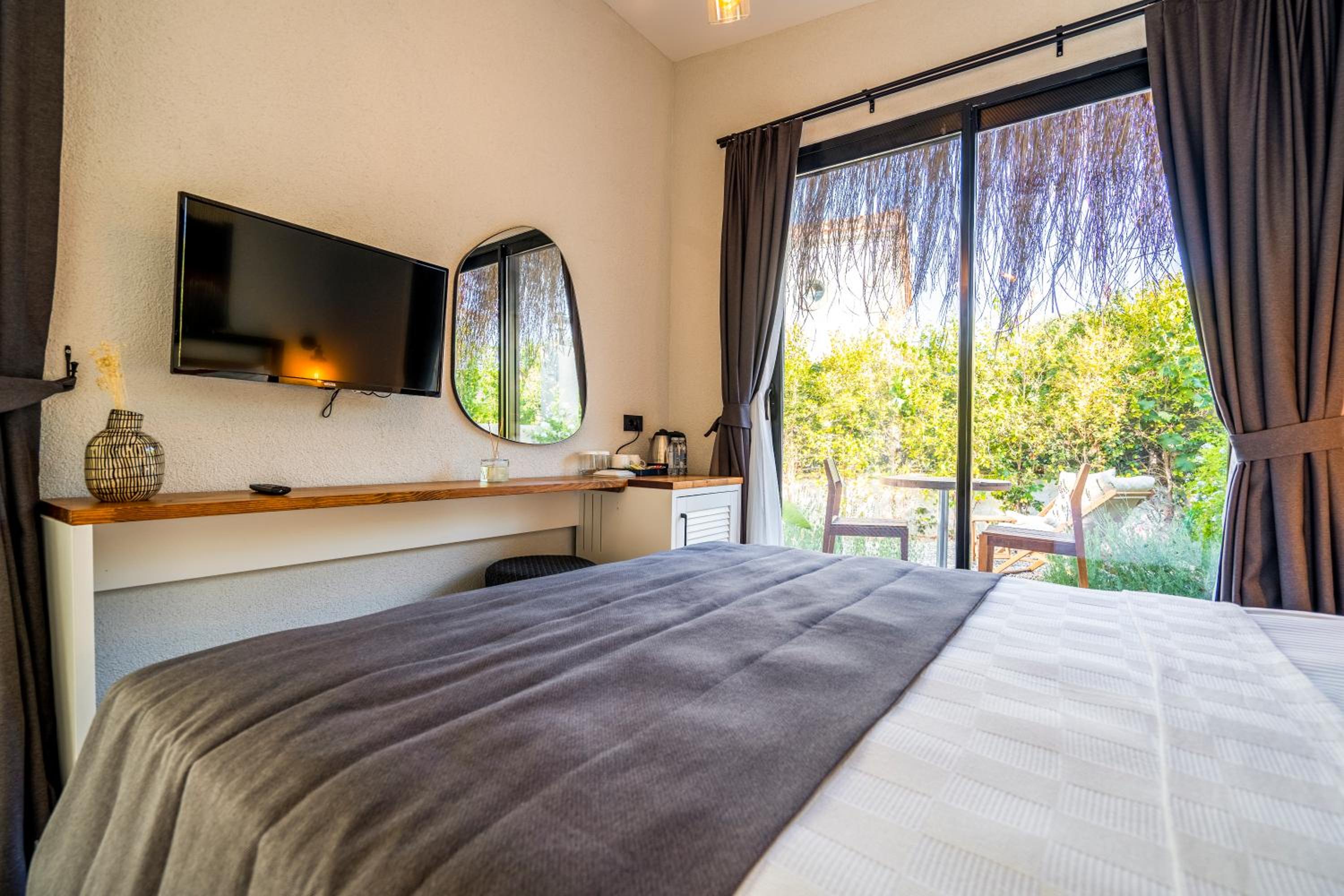 Bungalow with Garden View - Photo 8
