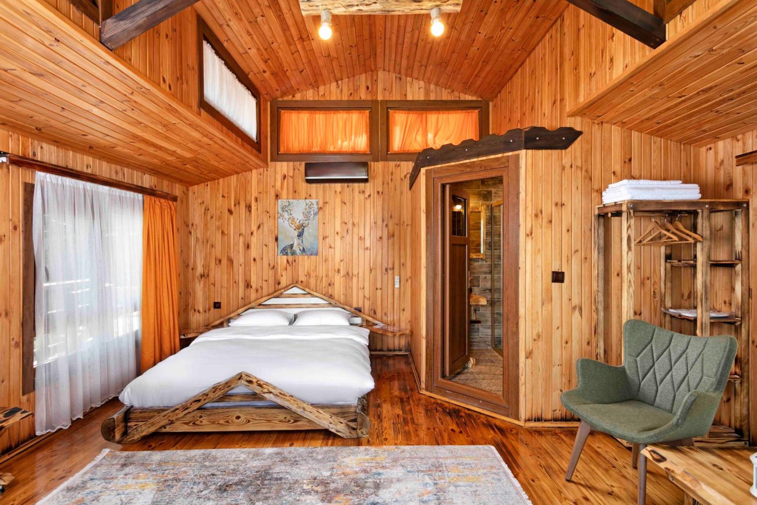 Superior Bungalow - Photo 1