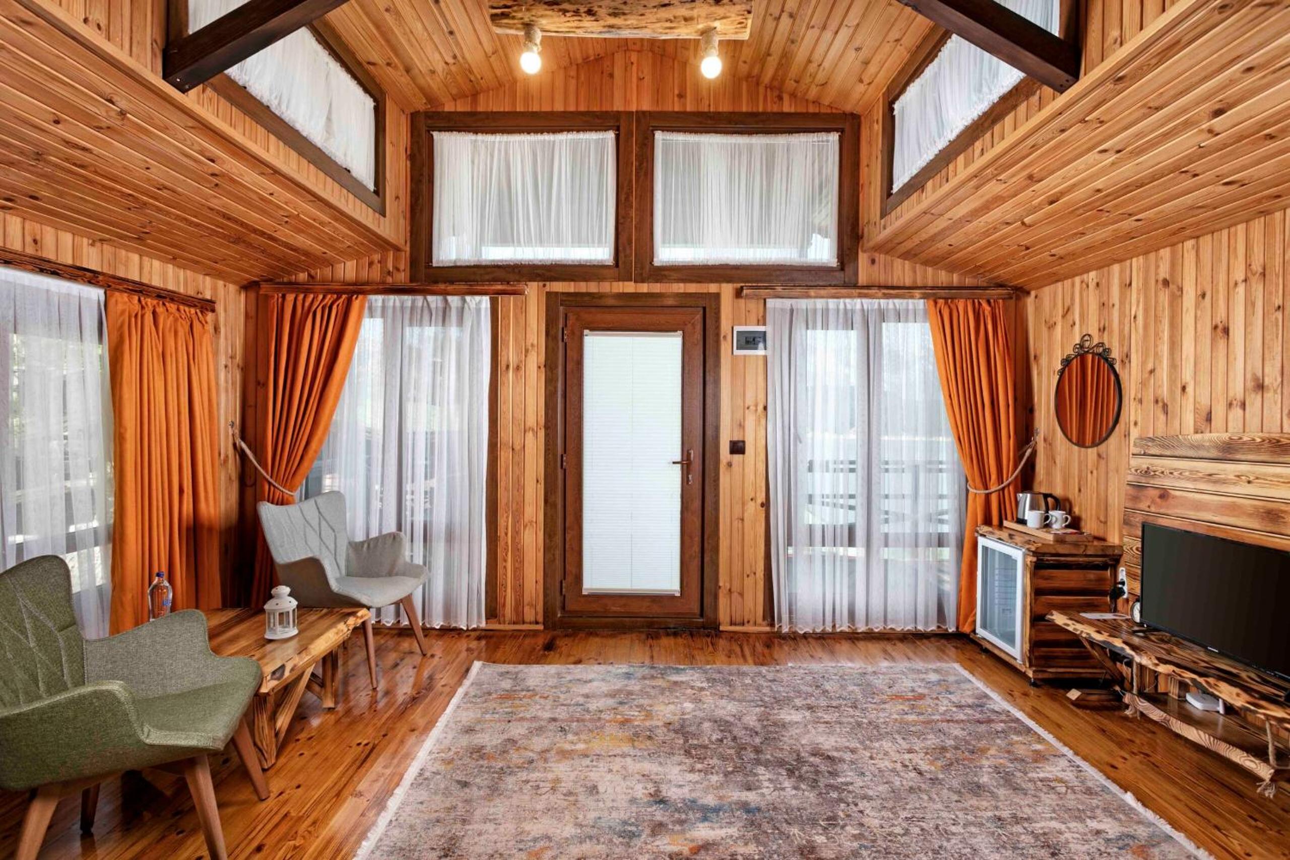 Superior Bungalow - Photo 3