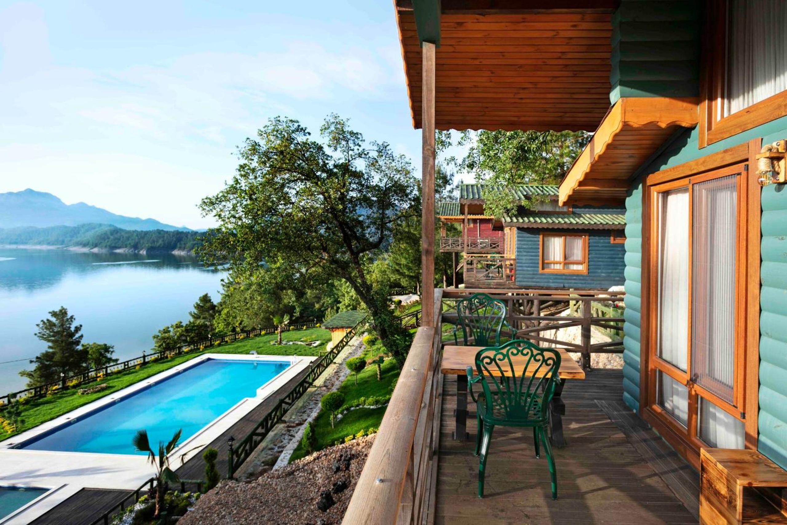 Superior Bungalow - Photo 2