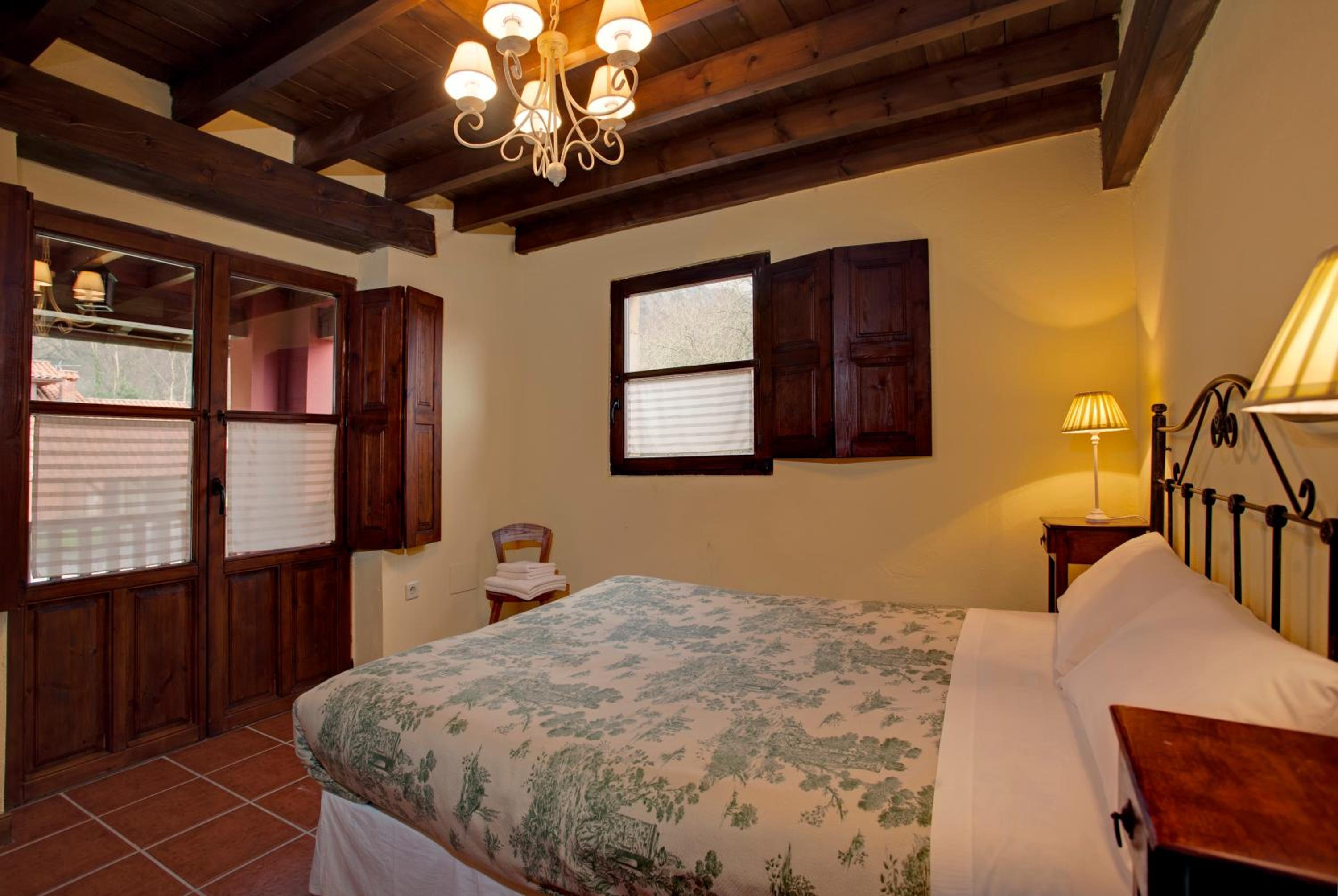 Five-Bedroom House photo 2