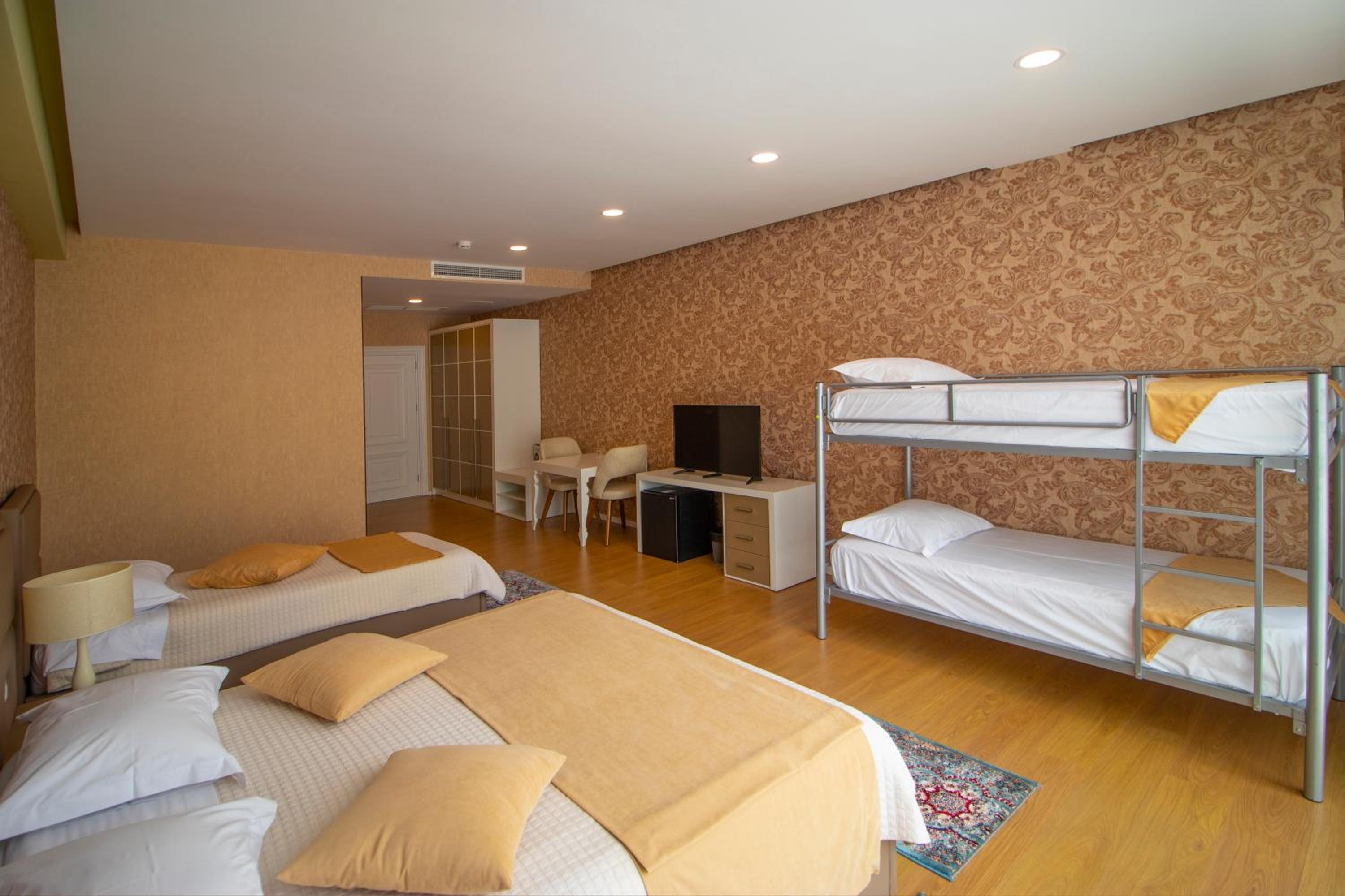 Deluxe Family Room photo 3