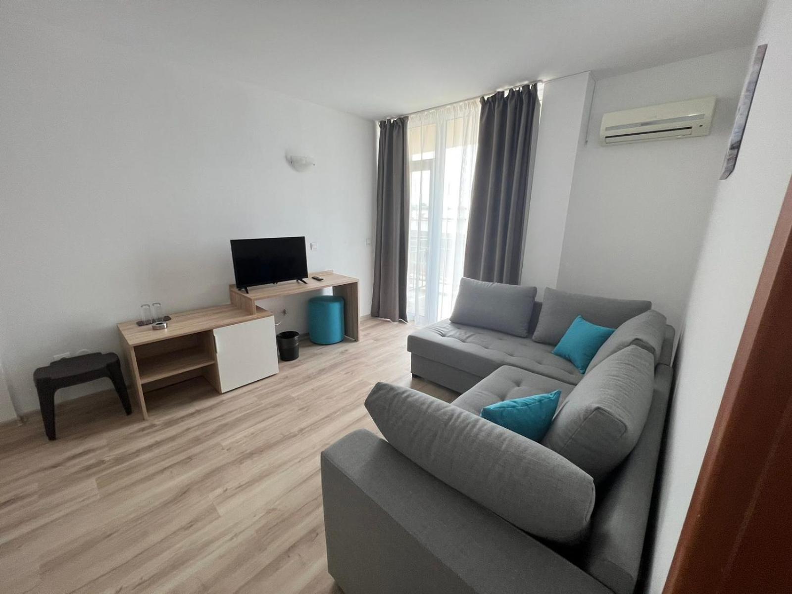 One-Bedroom Apartment with Sea View photo 2