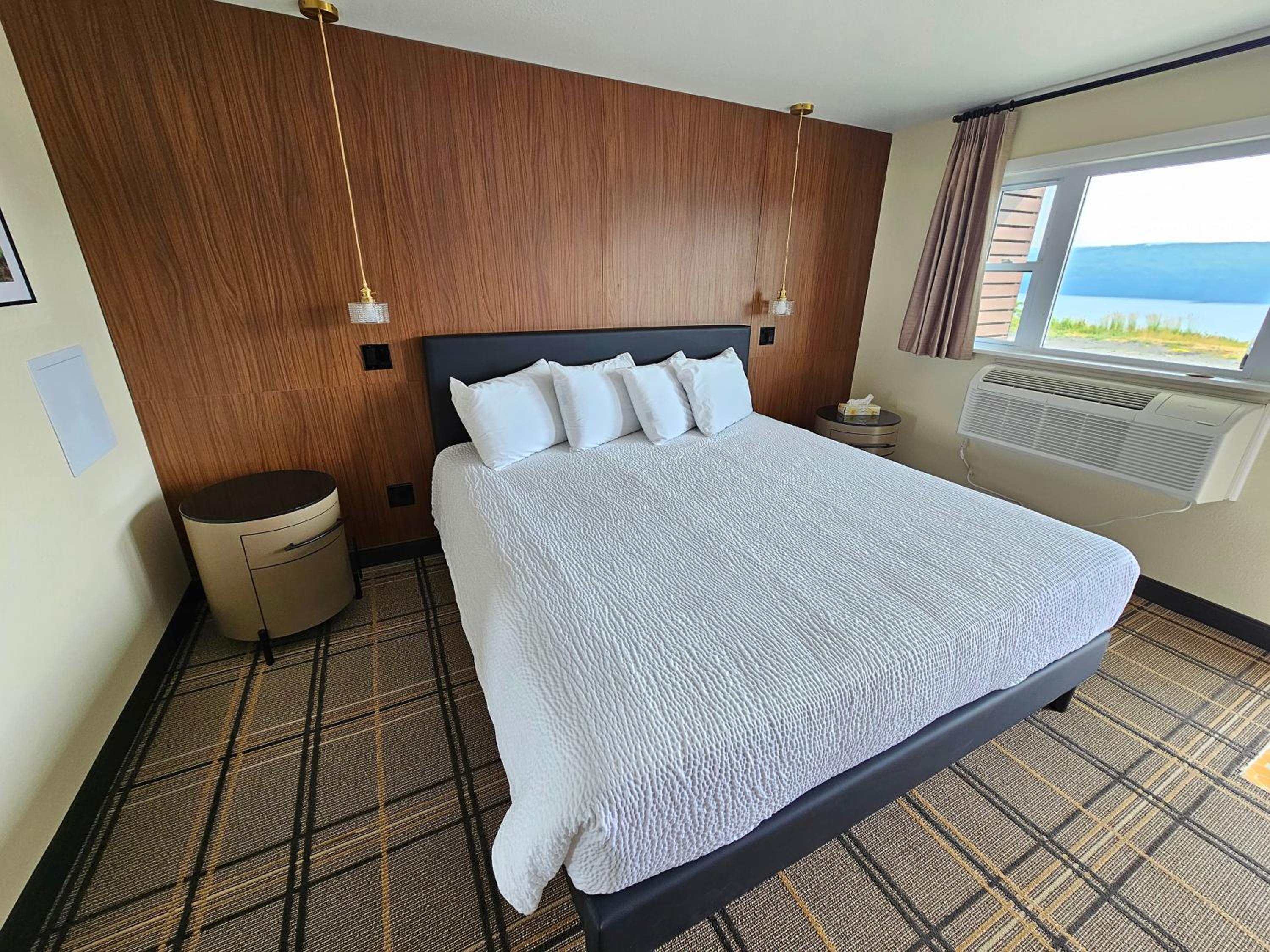  King Suite with Lake View photo 2