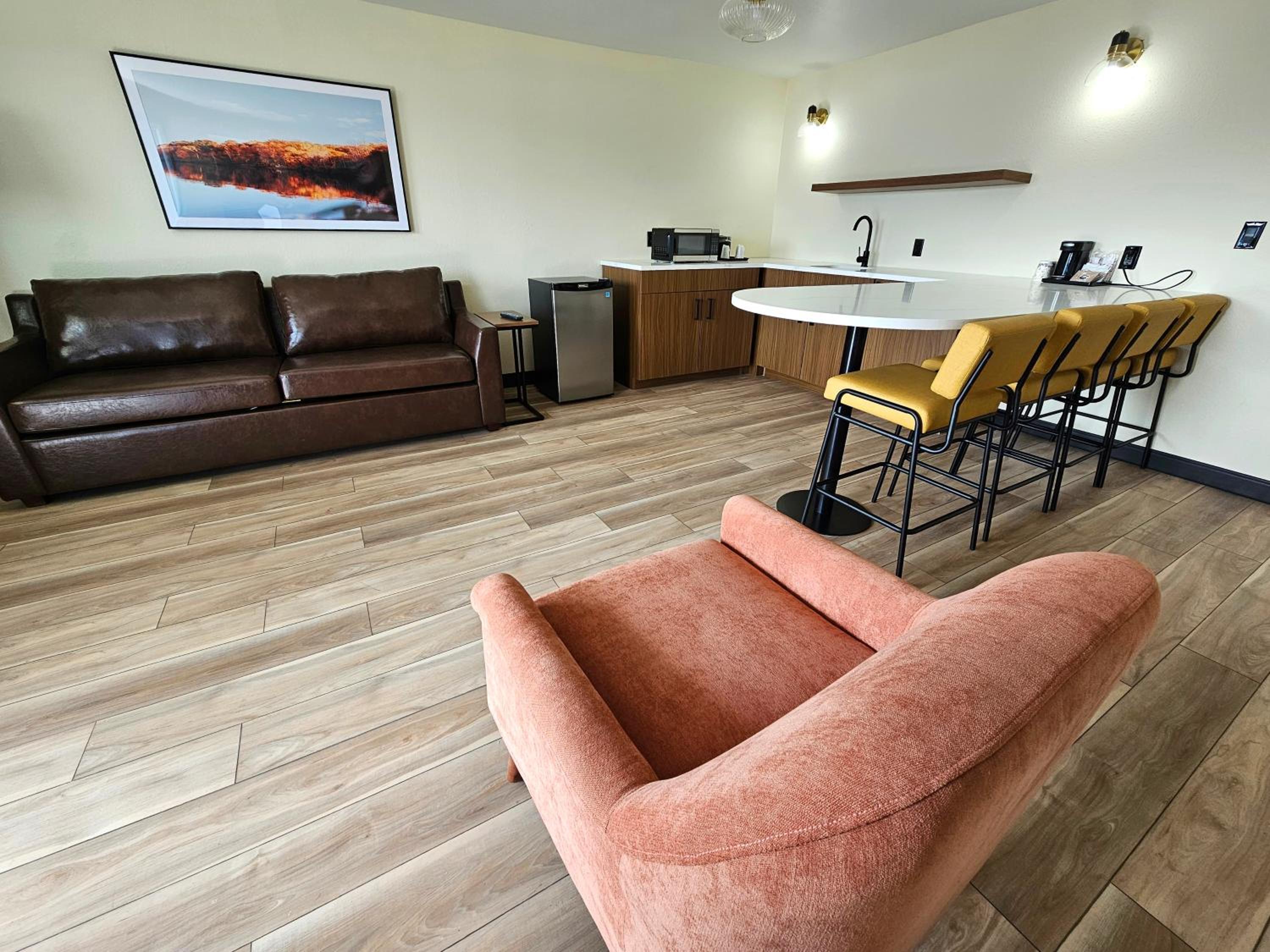 King Suite with Lake View photo 3
