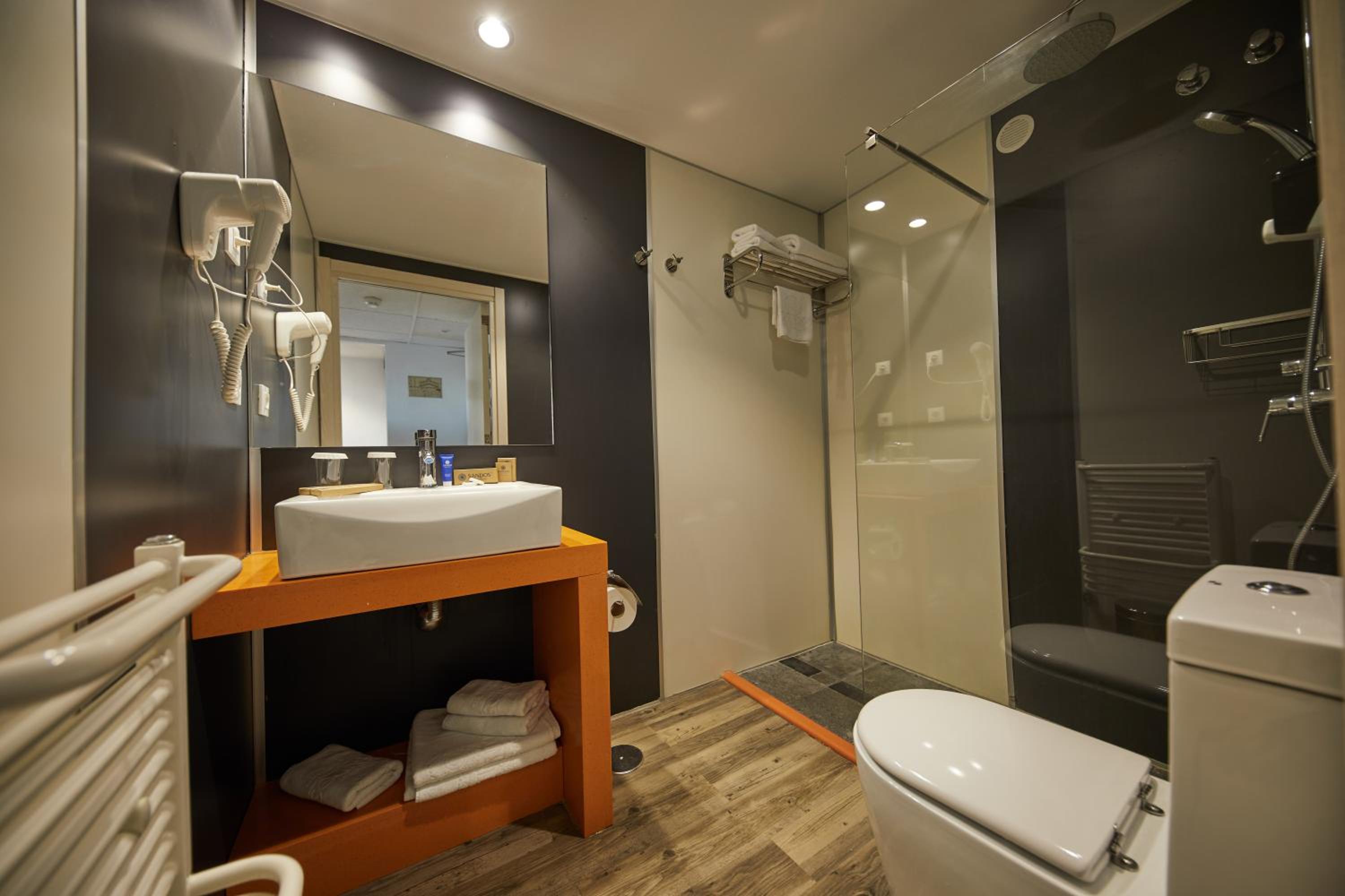 Junior Suite with Pool View photo 2