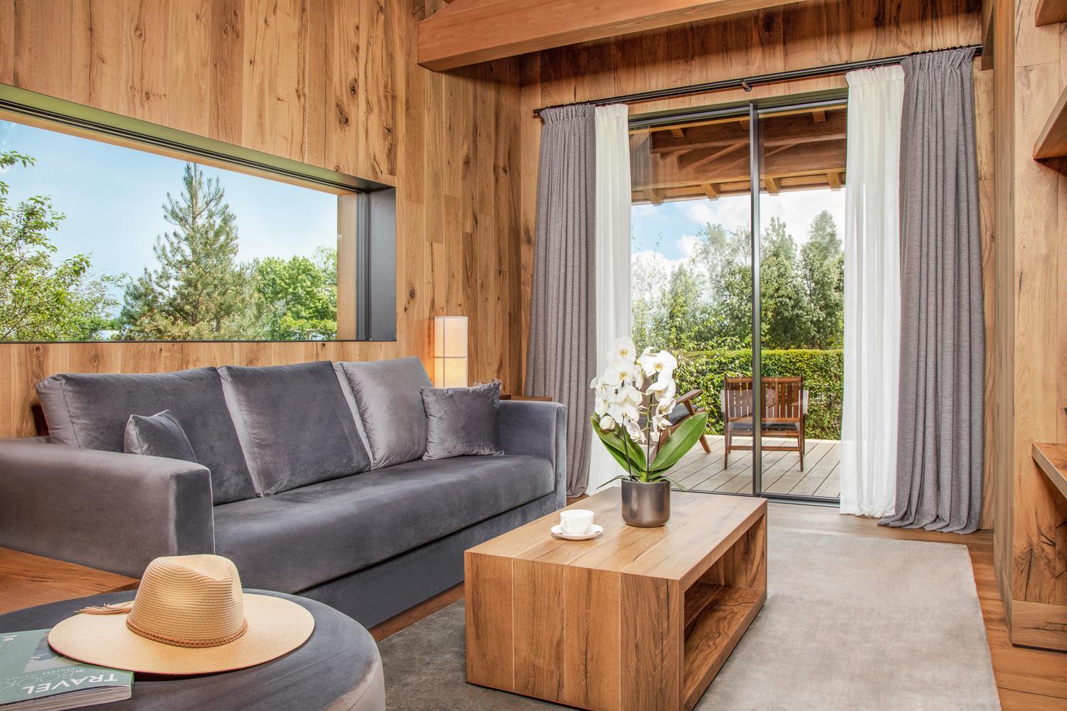 Lodge with jacuzzi photo 1