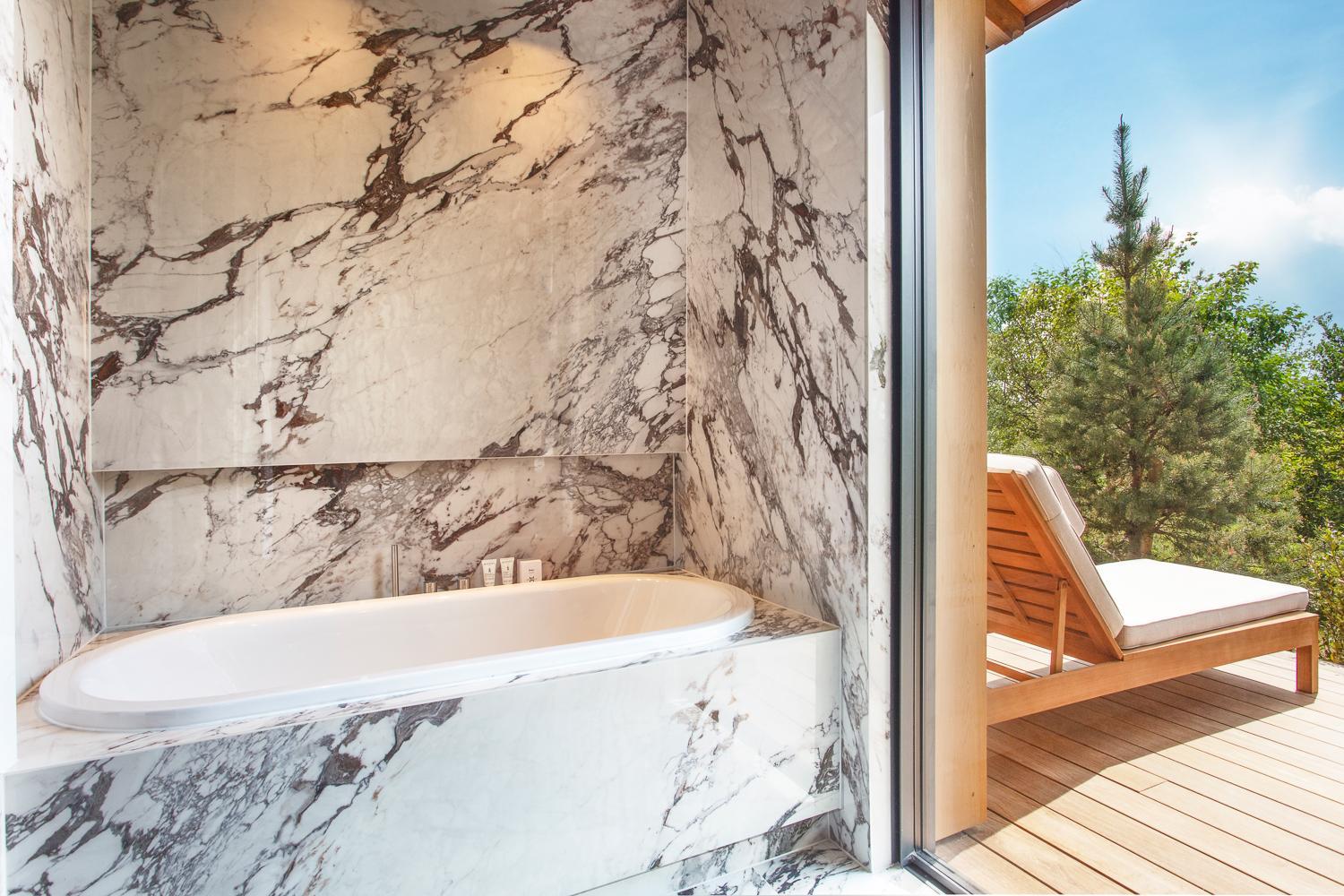 Lodge with jacuzzi photo 3