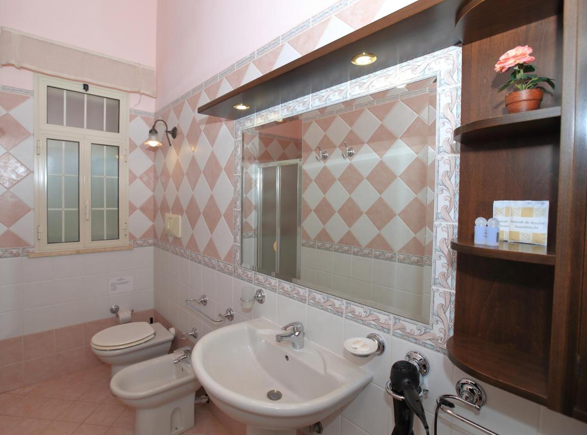 Quadruple Room with Private Bathroom photo 3