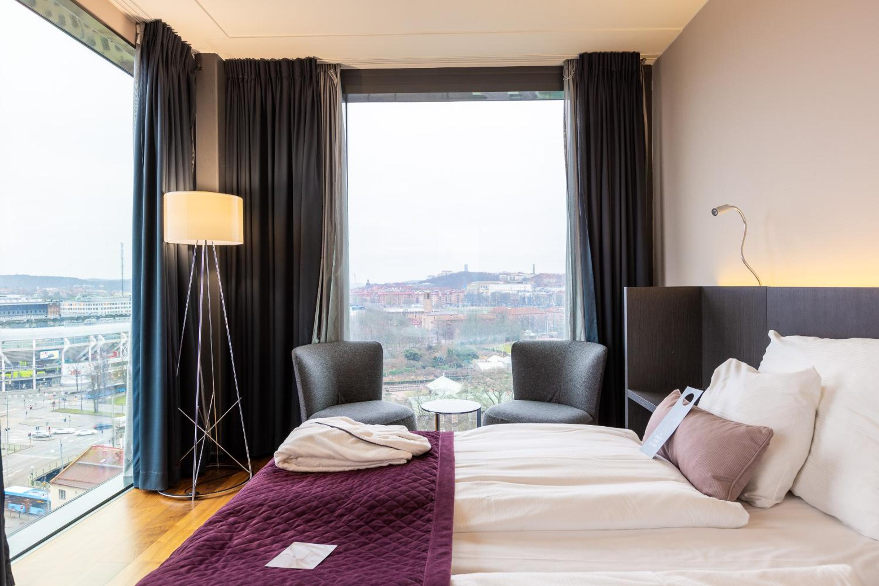 Superior Room with City View - Photo 5