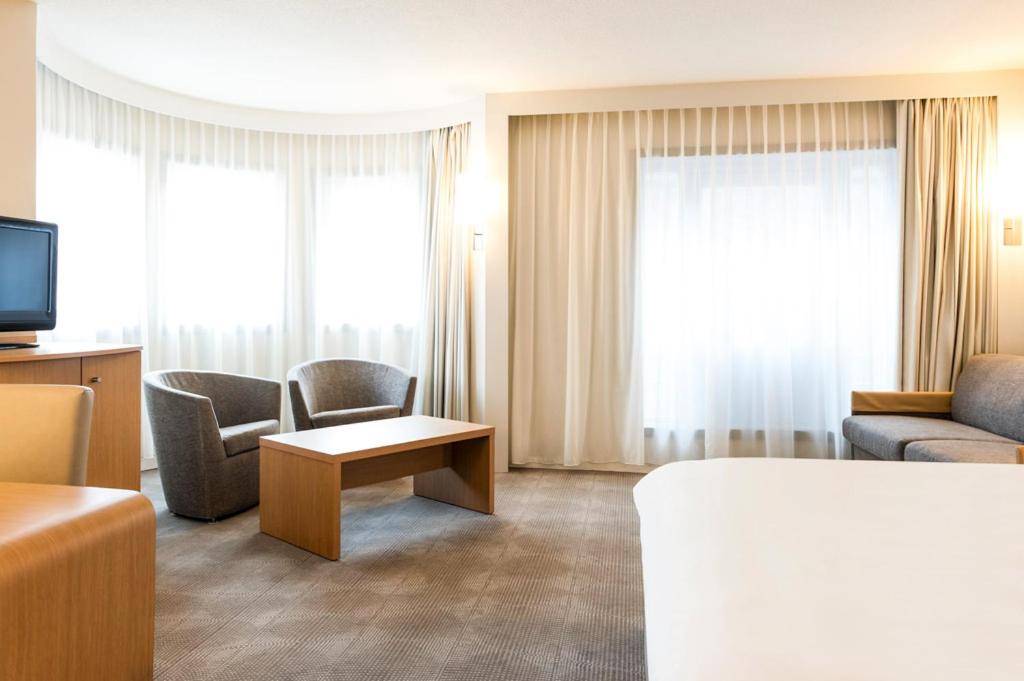 Suite - Photo 1