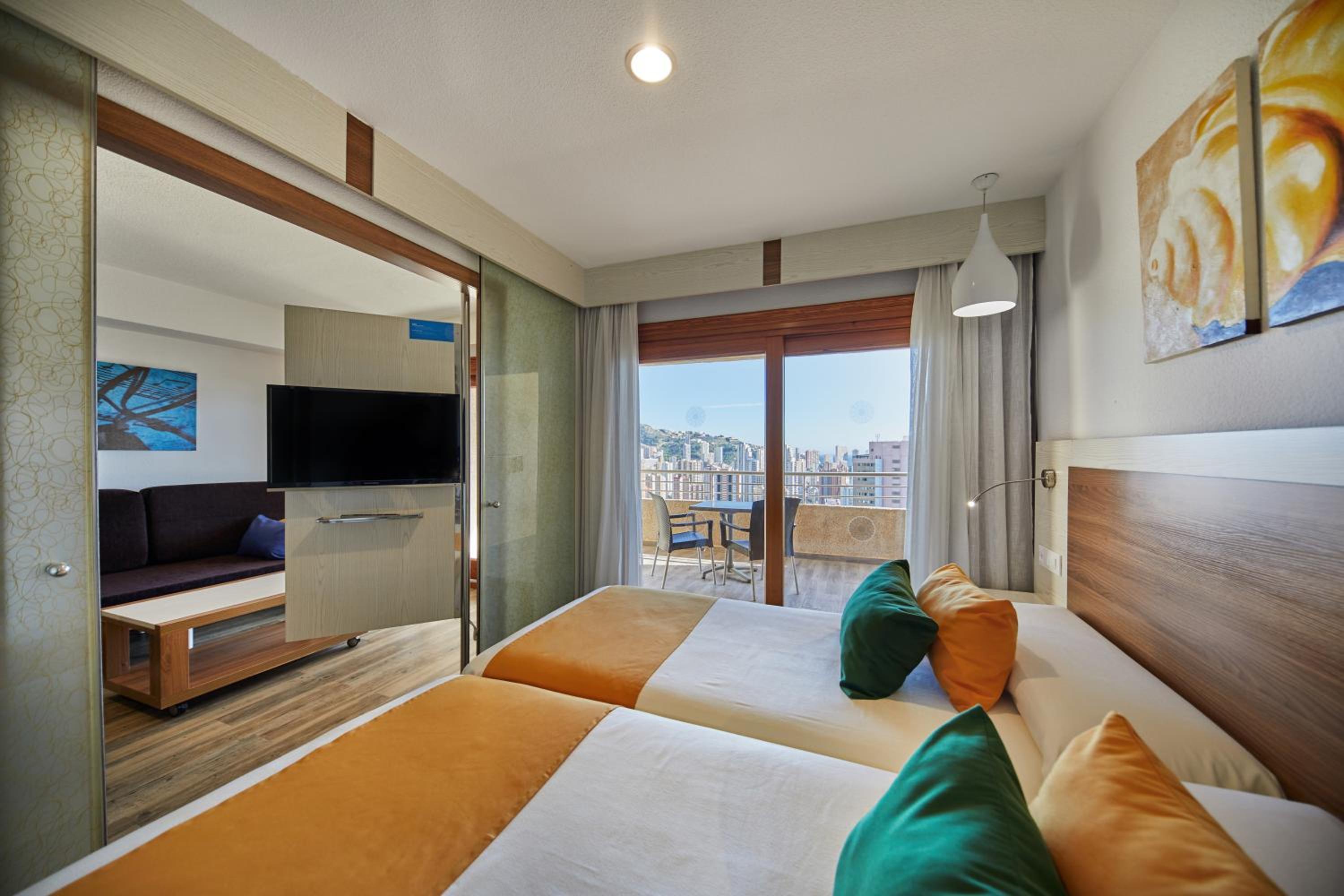 Suite con vista a la piscina (2 adultos)